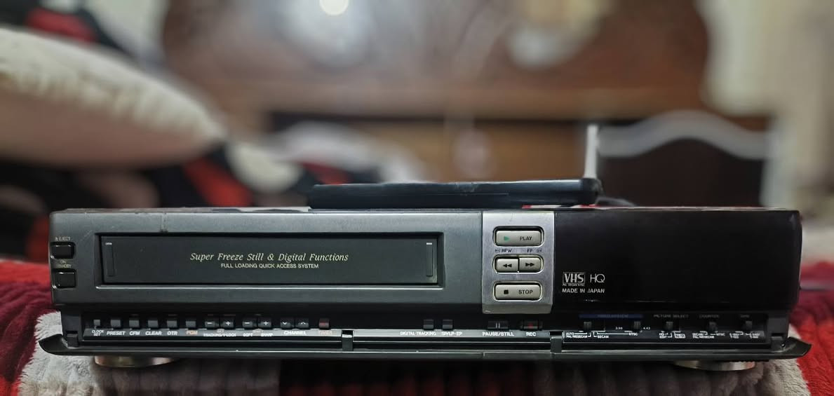 جهاز فيديو كاسيت كبير ماركه توشيبا غني عن التعريف مع ريموت اخو جديد داخل بلاد بي خلل بصوره مو واضحه تقديم ترجيع تشغل بس صوره مو واضحه 
يريد يراسني تحياتي


**إذا كنت صاحب هذا الإعلان وتريد حذفه لأي سبب، رجاءا أرسل رسالة إلى الدعم الفني**