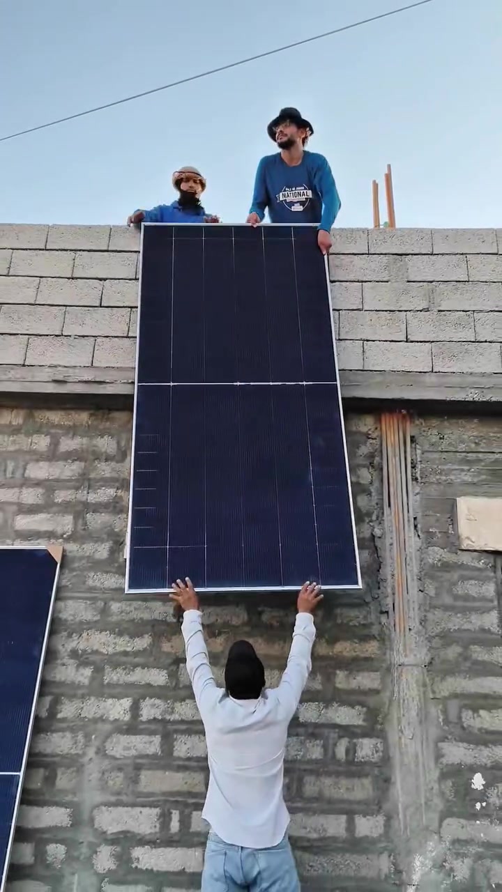 ‏          تابع تابع الفيديو للأخير وشوف شغلنا بعينك
‏     
‏              تدفع مرة وحدة… وترتاح سنين 🔋
‏
‏             🌞 شركة آشور للطاقة الشمسية 🌞
‏                     بإدارة: احمد البوحسيب 
‏
‏                🔧 الحمد لله تم التنصيب
‏
‏                   في الشرقاط (الخضرانيه) 
‏
‏                  للـ أخ حجاب السعود الهدگين
‏
‏⚙️ المنظومة المنصبة:
‏✅ 8امبير نهاري + 5أمبير ليلآ
‏✅مكونات المنظومة 
‏✅ 4 الواح ايرا___قدره 610 واط لكل لوح
‏✅ بطاريه فلستي__ 5كيلو واط
‏✅ انفرتر فلستي__ 6كيلو واط
‏
‏📡 مع خاصية الواي فاي والبلوتوث للتحكم الذكي
‏
‏💡 خدماتنا:
‏💰 ✅ يتوفر نقداً و تقسيط مريح يناسب الجميع
‏🔨 التنصيب في جميع محافظات العراق
‏
‏📞 للطلب والاستفسار:
‏((مدير الشركة)) 
‏
‏احمد البوحسيب
‏***********
‏
‏((الفنيين )) 
‏خلف 
‏***********
‏
‏ربيع 
‏***********
