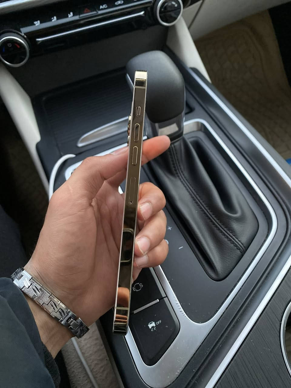 ايفون 13 برو ماكس ذاكره 265 بطاريه 85 عربي شرق اوصط دبل سيم لوك شخط مابي سعره 625 قفله 
***********
