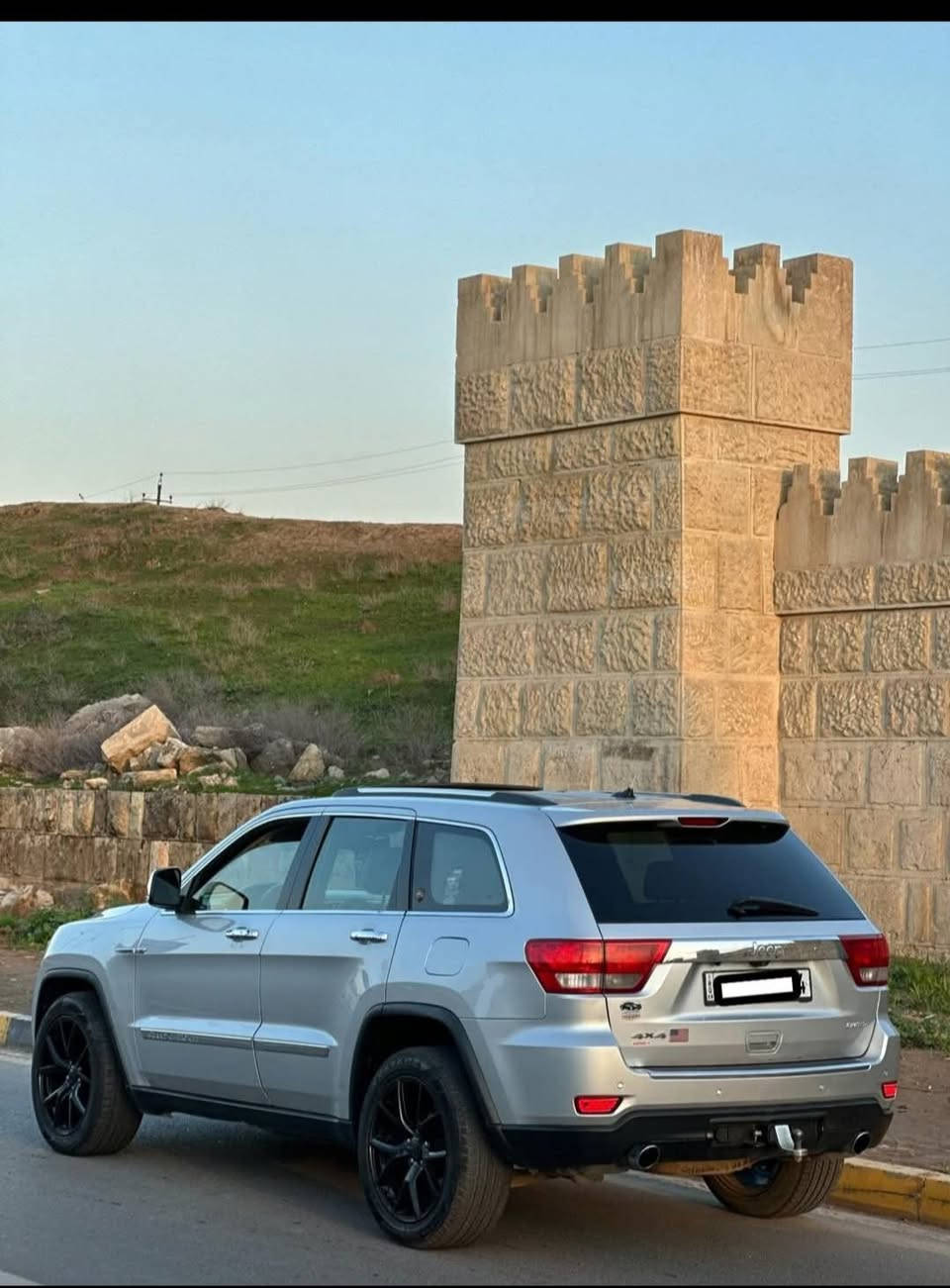 السلام عليكم
جيب لاريدو 
موديل ١١
شرط التحويل 
رقم دهوك 
ماشيه ١١٢ الف ميل 
.
السياره كلين بيها مكانين بارد بدون صبغ
.
المواصفات 
فتحه سقف 
كشنات جلد
محرك ٨ سلندر 
بصمه تشغيل 
قطعتين تبريد 
ستيرن هيلكات 
وبقية المواصفات المعروفه 
.
سعرها مناسب.
الموقع الموصل حي نركال 
لمعرفه السعر الاتصال على الرقم 
***********
