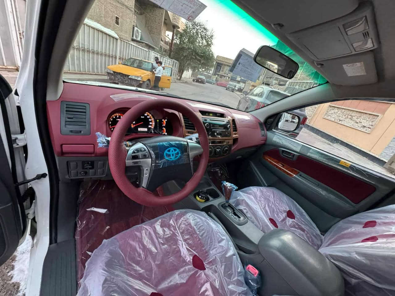 السلام عليكم بيكم هايلوكس موديل 2014 مكفوله من الضربه و التبديل و الصبغ و البارد السياره على وضع الشركه كله بلاد السياره كويتي شاصي 19 كير اوتماتيك السياره جاهزه و جديده كير مكينه صدر امامي خلفي تخم تاير جديد رقم الدولي سنويه جديده مكان السياره بغداد رقم الهاتف ***********
