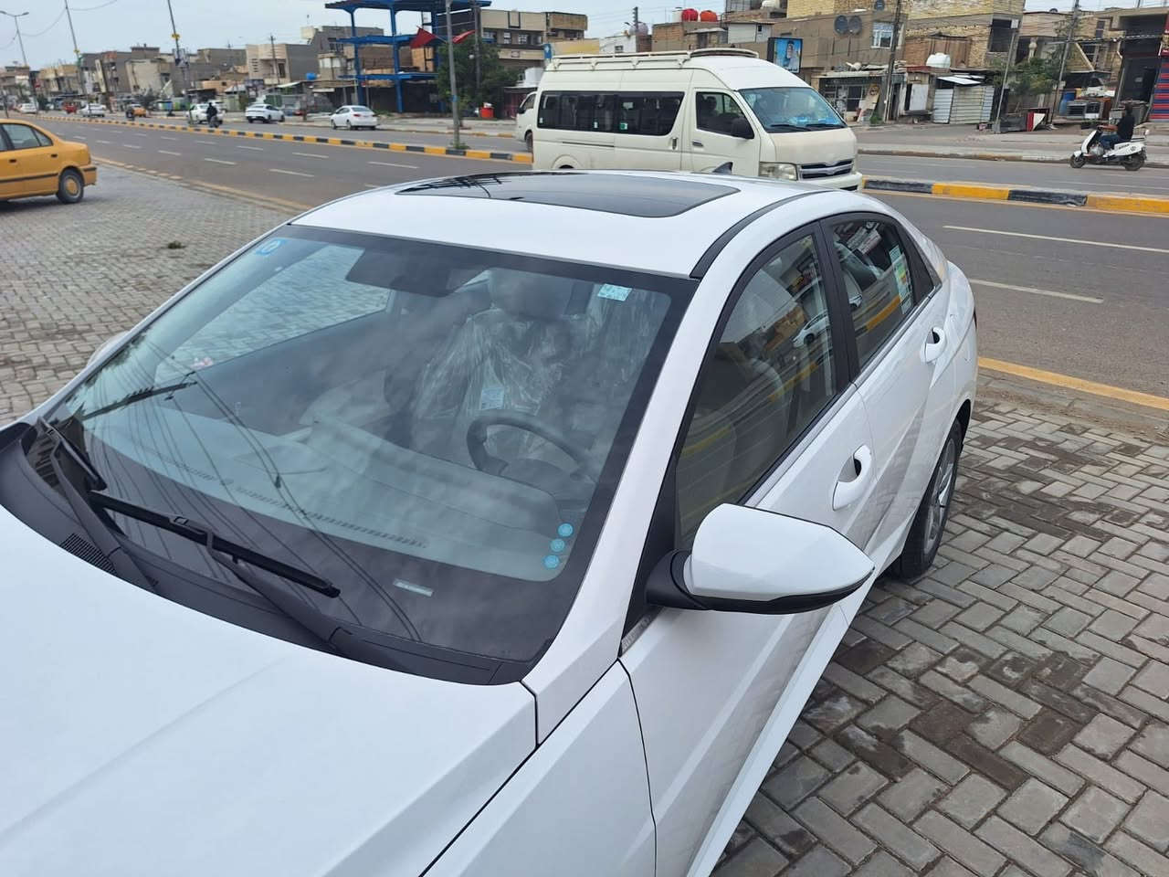 هونداي اكسنت موديل ٢٠٢٤ اللون أبيض ماشية ١٦٠٠٠ الف كيلو قابلة للزيادة ضمان الأولى فتحة سقف الداخل أبيض تحكم استيرن مثبت سرعة دبل اير باك شاشة كاميرا خلفية اندرويد تبريد قطعتين مكفولة من الحادث والصبغ عدا رصعة بسيطة باب العبري الخلفي وشخوط بسيطة بالدعامية الامامية السعر ١٥٢٠٠ ألف دولار بيه مجال بكانه بغداد سيارة جديدة ***********
