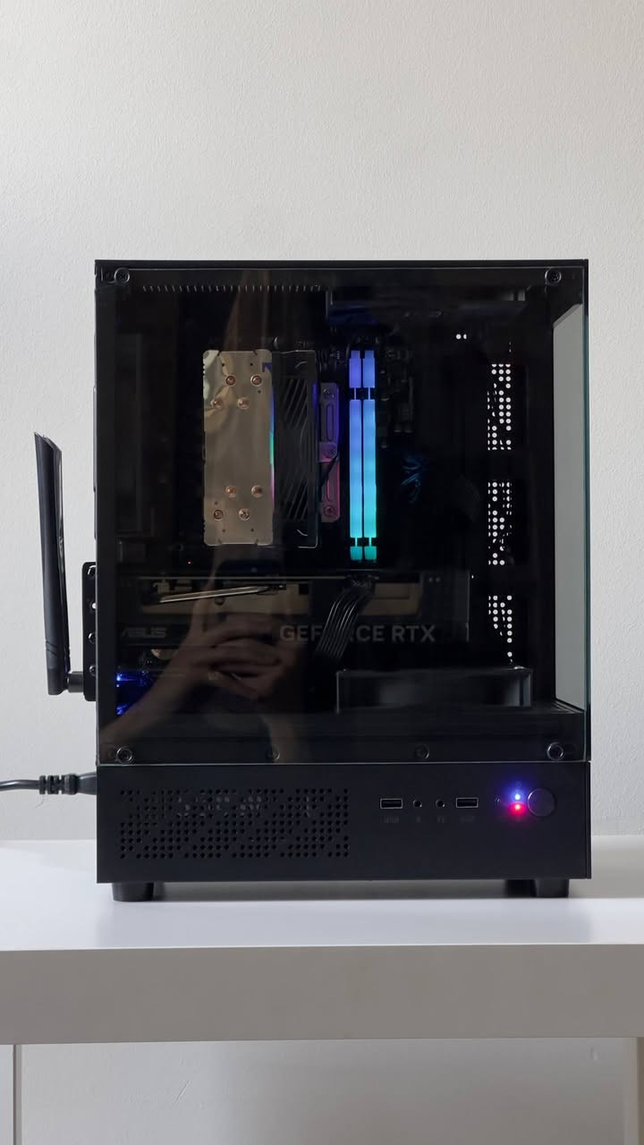 تجمعية + شاشة 
• CPU: Intel Core i5 12th Gen (F-Series)

• GPU: ASUS GeForce RTX 4060 OC 8GB

• RAM: 32GB DDR4 (3600MHz).

 

• Motherboard: MSI H610 DDR4

 

• Power Supply: 650W 80+ Gold

 

Storage: 1TB NVMe M.2 SSD (Up to 1GB/s Transfer Speed)

• CPU Cooler: Mass Cool Air 

Cooler

• Case: Sumtx Mini Case

• 3× Mass Cool Fans

• Network Card: Cudy AX3000 Wi-Fi 6 + Bluetooth (PCIe)

temperature under load does not exceed 75°C

شاشة gigabyte 

حجم 24 

Full hd 

165hz 

السعر مليون و 200 وبيها مجال للشراي 

واتساب ***********
