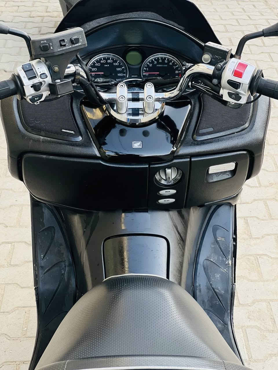 سلام عليكم
 للبيع / درجة فورزة 09 (7 كير) (4 تحويلات)فول مواصفات قبل شهر منزله من الرمبه تدفئة يدات جهاز كامل سماعات دفن كله بلاد بحالة الوكاله الدراجة بصمتين وسويج طواريء الويالة ذهبية مازدات كرستال جك جنطة دبل عالي ناصي الدراجة مكفولة كفالة عامة بيه مكاتبه منفيس جيب وياك الف فيتر وفحص السعر خاص راسلني ودلل الشراية يراسلني التواصل واتساب 📞 (***********)
