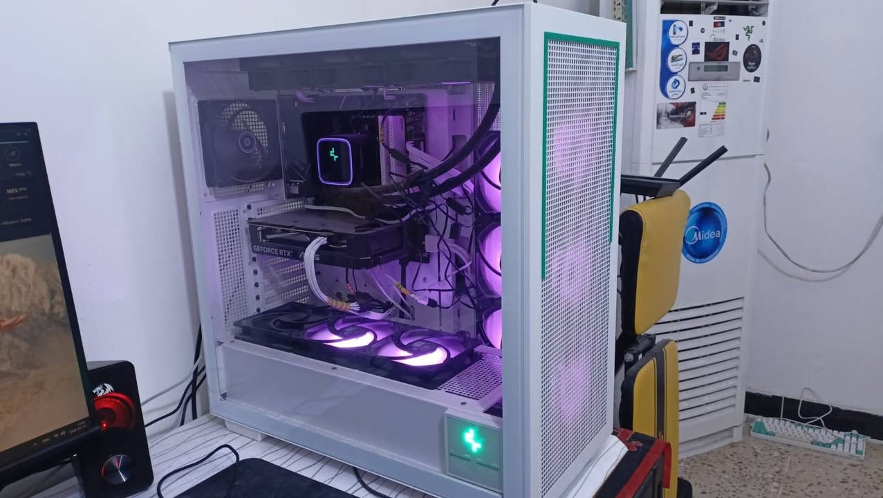 يعني اخو الجديد
الحاسبه ب مليون و 800 
1800
المواصفات 
 * **المعالج (CPU):** AMD Ryzen 7 9800 x3d
 * **كرت الشاشة (GPU):** ASUS Dual GeForce RTX 5060.
 * **اللوحة الأم (Motherboard):** MSI PRO B650M-A WIFI.
 * **مبرد المعالج (Cooler):** DeepCool LS720 SE DIGITAL (مبرد مائي 360mm).
 * **مزود الطاقة (PSU):** Segotep GM850W White (80 Plus Gold).
 * **الذاكرة العشوائية (RAM):** T-CREATE Expert DDR5 (سعة 32GB 6000Mhz
 * **التخزين الأساسي (M.2 NVMe):** WD_BLACK SN850X (سعة 1TB).
 * **التخزين الإضافي (SSD):** PNY CS900 (سعة 500GB).
 * **التخزين الإضافي (M.2):** T-FORCE G50 1TB.
Case: Deep Cool Morpheus
Case fans : Arctic & Thermelright

السعر مليون و 800
1800

باور سبلاي Farber 2500va 

السعر ب 100

مكاني بياع 
ومتوفر توصيل


**إذا كنت صاحب هذا الإعلان وتريد حذفه لأي سبب، رجاءا أرسل رسالة إلى الدعم الفني**