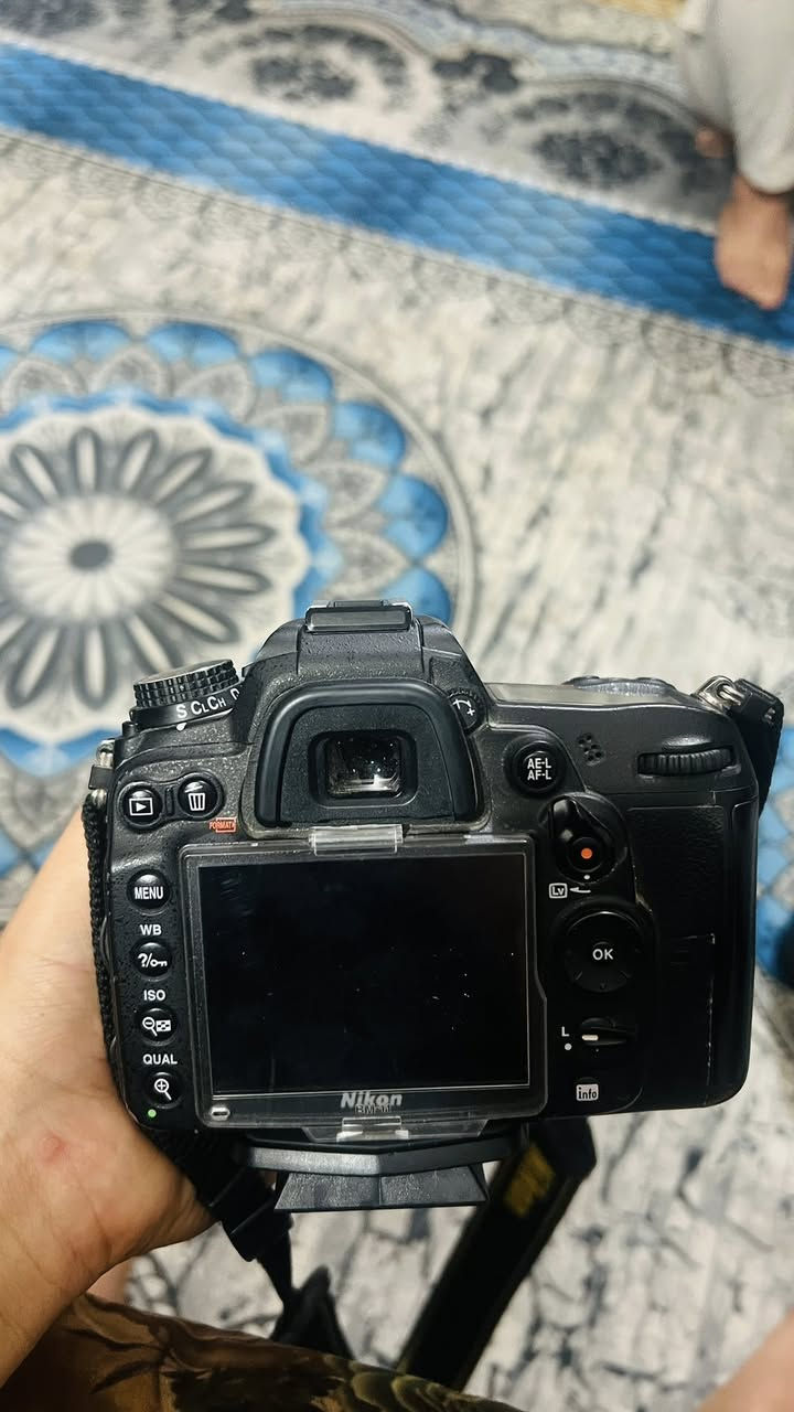 السلام عليكم نيكون 7000 بطاريه وحده + رام + شاحنه بطارية + عدسه 70-300 و عدسه 18-105 توصيل موجود 500 وبيها مجال اتصل ***********
