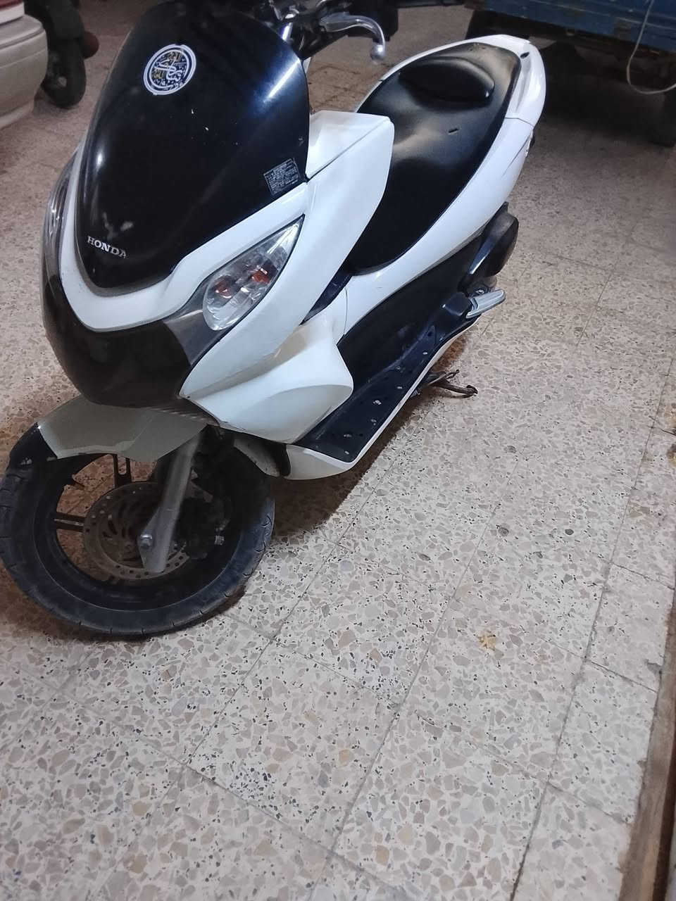 السلام عليكم pcx جيل اول نظيف ياباني اصلي  مبدل فقط ولفات مكاني بصرة السعر واحد ومية 
الرقم ***********
