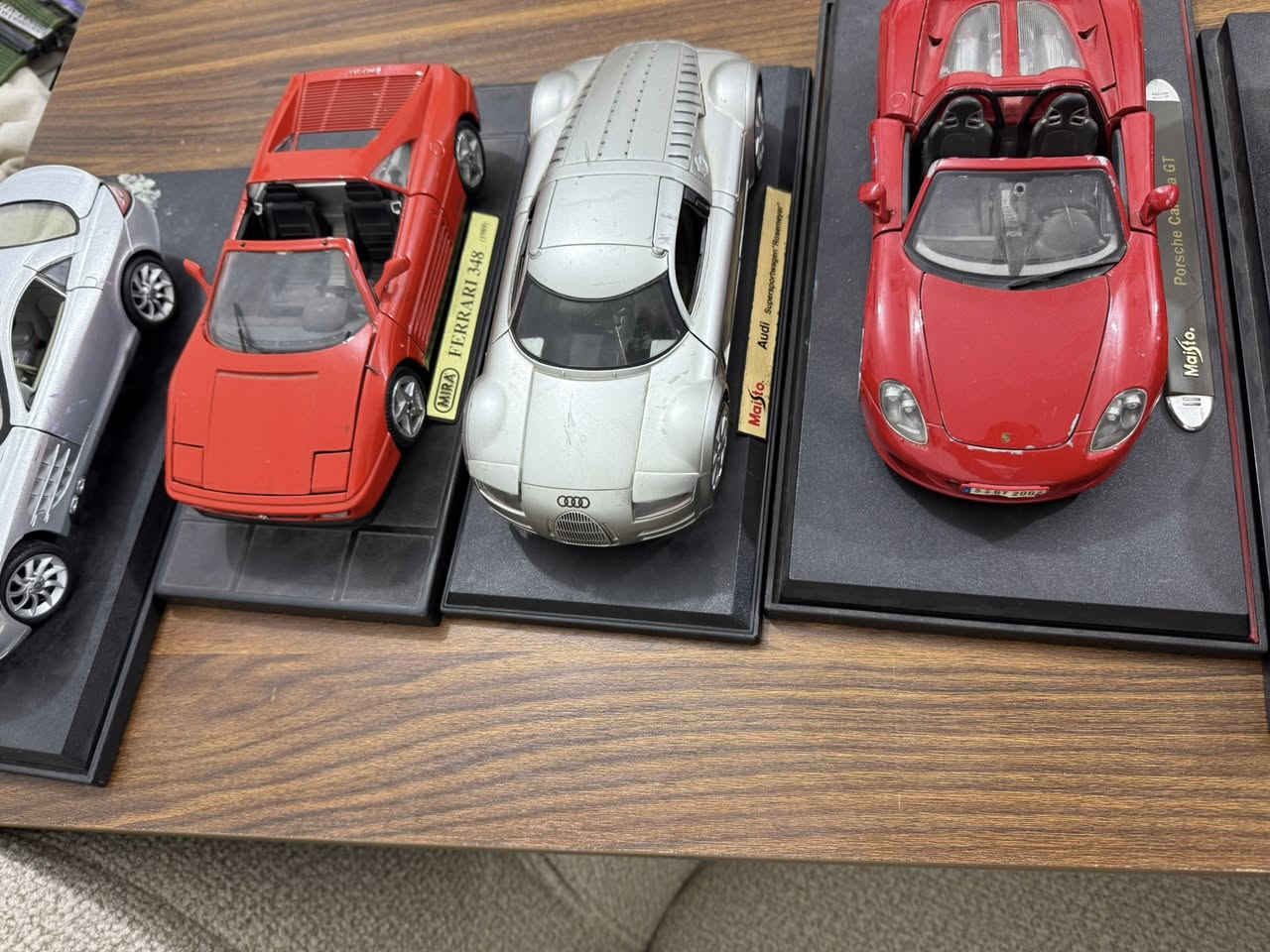 السلام عليكم ١٢ سيارة حجم ١/١٨ ٦ جدد و٦ مستخدمات عرض فقط بس ثنين مال سباق حجم ١/٢٤ راديهم كلهم ب ٣٠٠ الف والمكان سبع ابكار ***********
