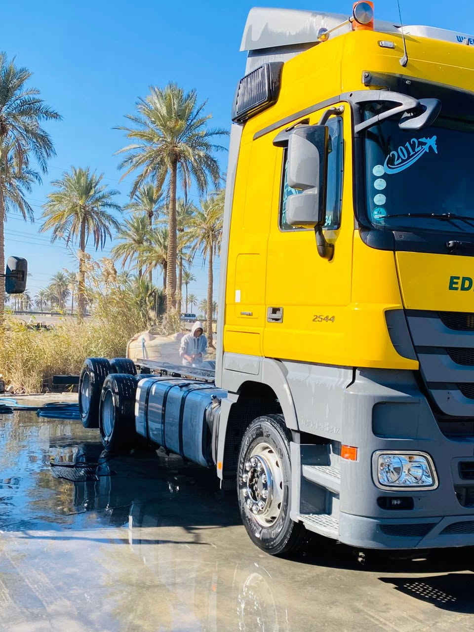 سلام عليكم اكتروز البيع فول عده الكامره والحساس 2012مكفوله كفاله عامه مزوج بلادي بلسنويه سياره بلواقع بعد احله من الصوره ***********الستفسار انتصب
