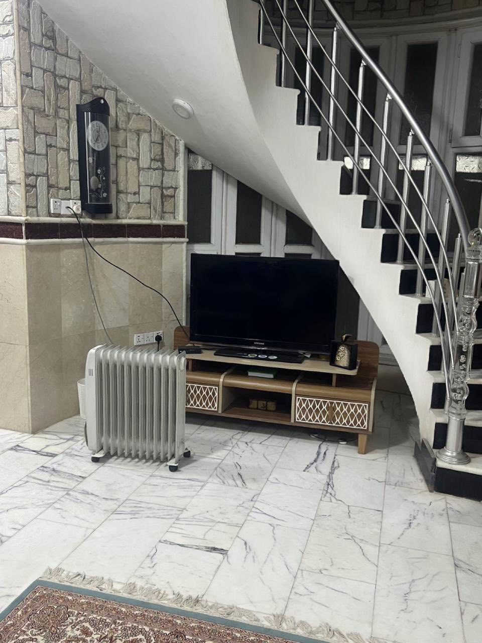 ⭕️دار للبيع في حي الصحة خلف المسبح الاولمبي قريب جداً من شارع العام 

⭕️المساحة ١٥٠م طابو زراعي الواجهة ٩م 

⭕️بناء حديث 

⭕️الطابق الارضي يحتوي على صالة وهول ومطبخ وغرفة نوم ومجمع صحيات 

⭕️الطابق الثاني يحتوي على غرفتين نوم ومجمع صحيات 

⭕️السعر (٢٢٥) مليون قابل للتفاوض 
 

*نستقبل جميع عروضكم السكنية 🏠 والتجارية 🏡 بكافة مناطق الحلة 
……………………………..
للمزيد من المعلومات

مراجعة مكتب بابل الكائن في شارع ٦٠ مجاور مطعم كنتاكي هاوس او الاتصال ☎️ 

***********ابو احمدالاسدي  
***********احمد الاسدي
***********امير الاسدي
