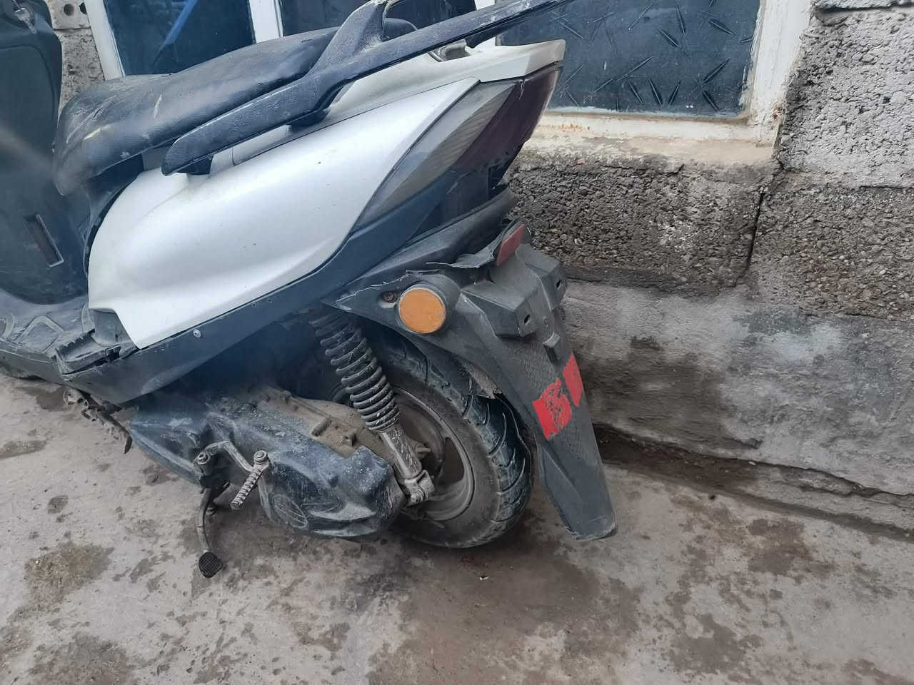 اسلام عليكم شباب دراجه ماكس ١٤٠ دراجه تخم تايرات جدد دبلات جدد كلجات جدد شغاله فقط ملف عوزها كوم حديد للبيع ب ٢٠٠ قفلها بغداد المعامل الباويه*********** وتساب
