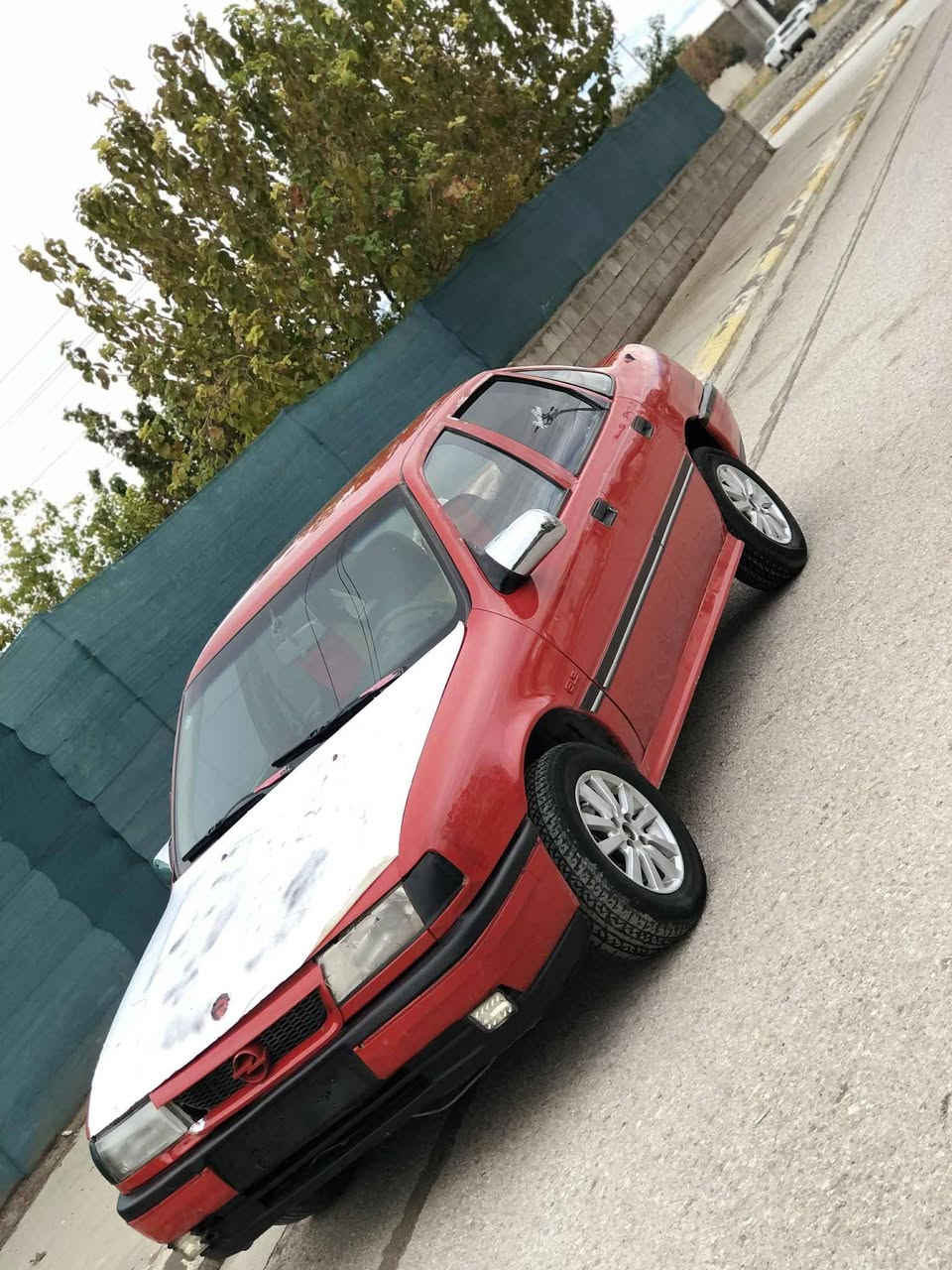 سڵاوی خوا لەهەمو لایەک ،ئەم گوڵەسورە حەیارە مەکینە ۱٨،بۆ فرۆشتن ، مۆدێل۹۲،حلوجە واتا هیچی نیە  مەکینەی ئەوروپی ڕەشاشی ئەوروپی بۆ بەستراوە بەبۆنی بەنزین دەڕوات ، چوار تایەی باشی لەژێرە،، بەرەدەرگاکانی جوان نین ،کێ موشتەریە با تێل بکات ***********
