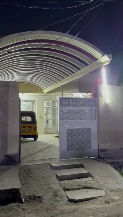 بسم الله الرحمن الرحيم 
يوجد بيت في المشتل مجمع فدك
محله 751 قرب مدرسه الكرفانات 
مساحة البيت 220 متر البيت قاطين 
القاط الاول يحتوي تلا حمام خارجي يحتوي علا حديقه وحمام خارجي  وترك جانبي امامي ويحتوي علا مطبخ واستقبال وهولل وغرفه وحمام عدد 2 ومطبخ 
وترك داخلي 
والطابق الثاني يحتوي علا هولل وغرف عدد 2 وسطح امامي كبير وحمام 
ملاحضه البيت بناء حديث سنه 2020 
طابوق البيت رفت وصب القاطين والتفاصيل كما موضح في المقطع سعر 75 بي مجال ***********
