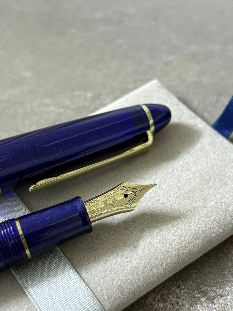 سلام عليكم،
قلم حبر ياباني شركة sailor

اسم القلم:sailor 1911

حجم السلاية M

قلم من الفئة الفاخرة مع سلاية مصنوعة من الذهب عيار 14 قراط

ممتاز للكتابة الطويلة وللملابس الرسمية 

كتابة القلم سلسة ومرنة مريحة جدا

القلم مستعمل لفترة بسيطة

السعر ١٤٠ الف دينار عراقي وبيه مجال 

يوجد توصيل لجميع محافظات العراق

للطلب راسلني خاص او علقلي على المنشور


**إذا كنت صاحب هذا الإعلان وتريد حذفه لأي سبب، رجاءا أرسل رسالة إلى الدعم الفني**