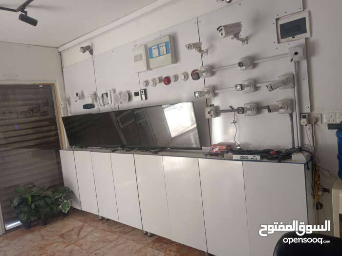 فاترينات عرض للبيع عدد ثلاثه سعر القطعه 75 الف تواصل على رقم *********** ارتفاع 2 م و80 سم عمق 40 سم عرض 1 متر
