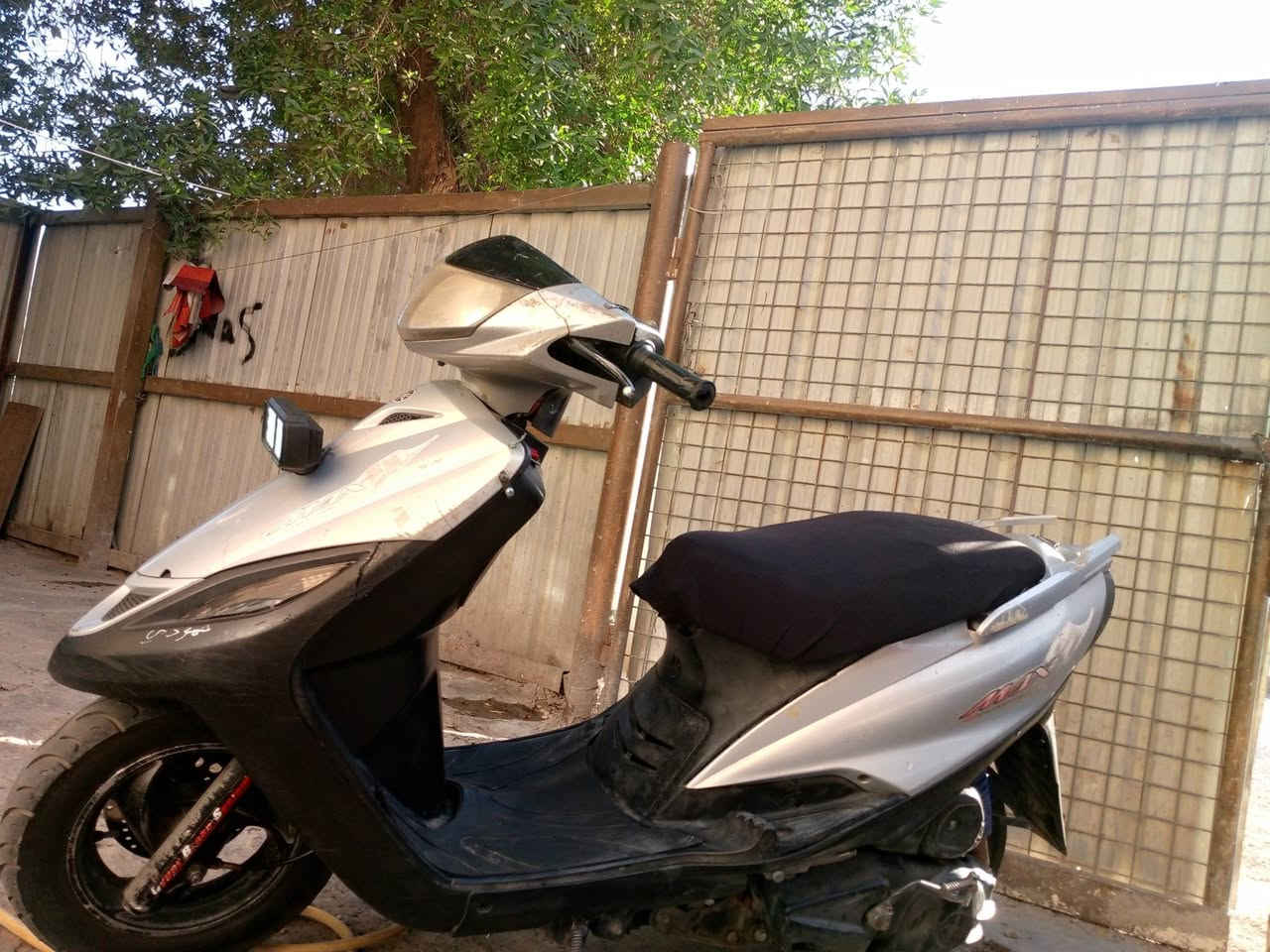 سلام عليكم دراجه ثعلب لبيع ياباني شغاله نص نكره سلف وهندر وكهرباءيتها كلها شغاله كامله وكفراتها بلاديه مختمه وتأيراتها جدد وكابريتر بلادي نطيف مامفتوح ابد بلاد بيها صالنصه رياضيه تخبل ودراجه جديده جاهزه نقصها بس باتري هابض مكاني بشارع فلسطين رقمي ***********متواجد وتساب ورصيد السعر 290بيها مجال لشراي
