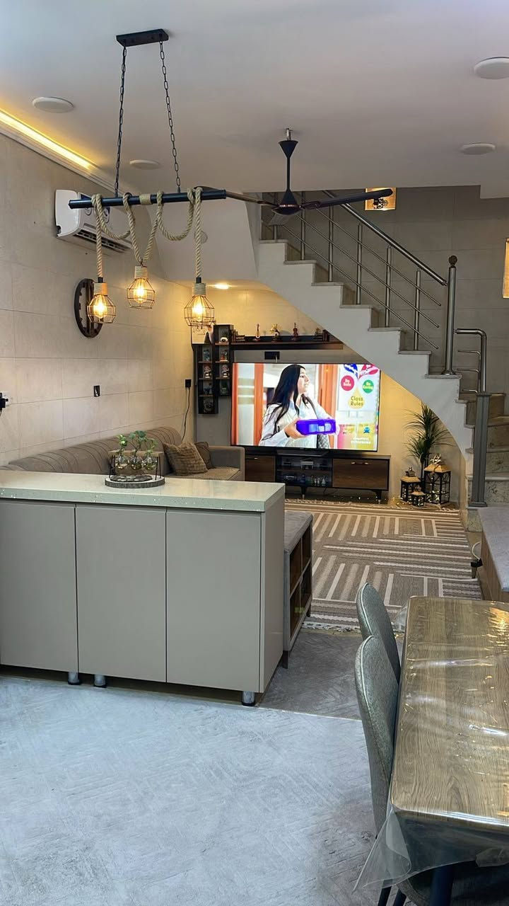 يالله 
دار البيع في بغداد الاسكان 
مساحه 67 اونص  واجها  7او نص متر نزال 9 متر 
بناء حديث شارع عريض
يحتوي الدار على ثلاث طوابق +حديقه + كراج  
الدار ينباع مع الأثاث الاستفسار اكثر مكتب الغدير 2
الهاتف ***********
