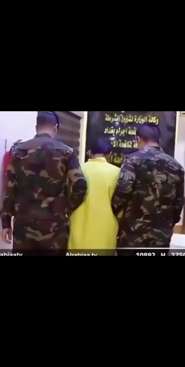 انتحار قانوني.. التوقيع على بياض! ✍️ الموت الصامت

صديقك أو شريكك يطلب منك توقيع ورقة فارغة 'لتمشية أمور' أو 'ثقة عمياء'.."

الحقيقة المريرة:
بمجرد وضع توقيعك أو بصمتك على ورقة بيضاء، أنت أعطيت هذا الشخص "صلاحية مطلقة" لكتابة أي شيء فوق توقيعك:

وصل أمانة بملايين الدنانير.

تنازل عن عقار أو سيارة.

إقرار بمديونية تودي بك خلف القضبان.

لماذا هو خطير؟
القانون العراقي والقضاء يعتبران التوقيع على بياض "تفويضاً بالملء". إثبات أن الورقة كانت فارغة عند التوقيع هو معركة قانونية خاسرة في 90% من الحالات، لأن "الموقع" يُفترض به الوعي التام.

نصيحة:
لا توقيع، لا بصمة، ولا حتى "شخطة" قلم على ورقة فارغة مهما بلغت درجة الثقة. الثقة لا تُلغي القانون، والورقة البيضاء قد تتحول إلى قيد في يدك غداً.

احمِ نفسك.. فالقانون لا يحمي من وقّع وهو مغمض العينين.

المحامي يوسف العلي 
***********
