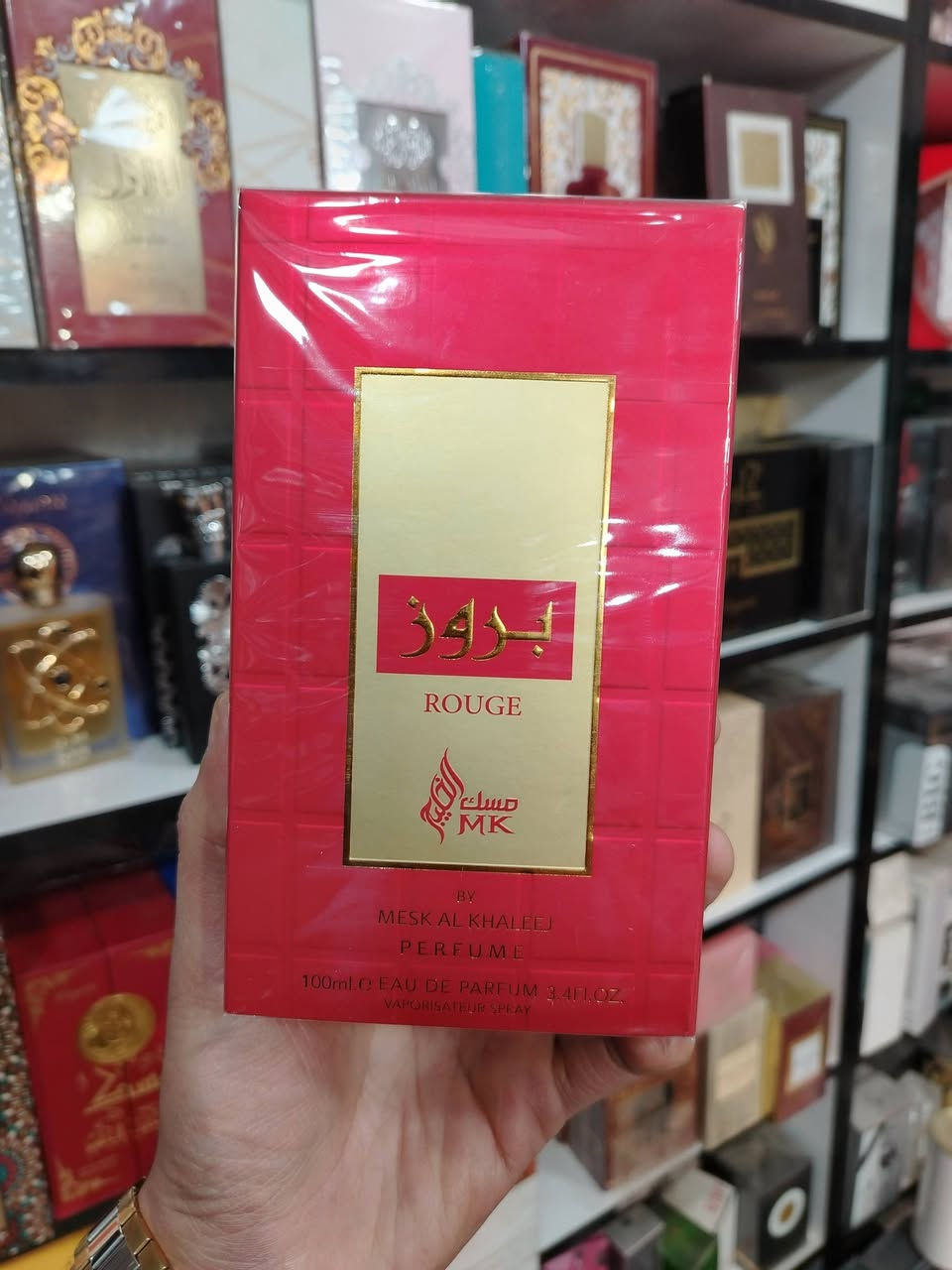 عطر بروز  الاحمر
عطر يمتاز بفخامة التصميم  عطر للجنسين ١٠٠مل 
بلون الغموض وهالة الفخامة التي يصنعها عطر ناعم وخفيفمن
 العطور التي تعطي حضورًا أسرآ وتجعل من يستخدمه 
ينظر للحياة بعيون مختلفة وملونة يمزج حبات الفواكة المختلفة❣ مع الجاردينيا ليعزز الشعور بالسعادة ⚘
والاشراقة الدائمة ستأسر قلب الشريك برائحته 
نكتفي بالمقدمات ونتعرف على العطر بشكل تفصيلي 
وبشكل أعمق لتحكمو عليه من مكوناته وتجارب الآخرين

للتواصل واتس ***********
يوجد توصيل لكافة محافظات العراق
#ادم_للعطور #عطورات #عطرك #عطور_فخمة #عطر
