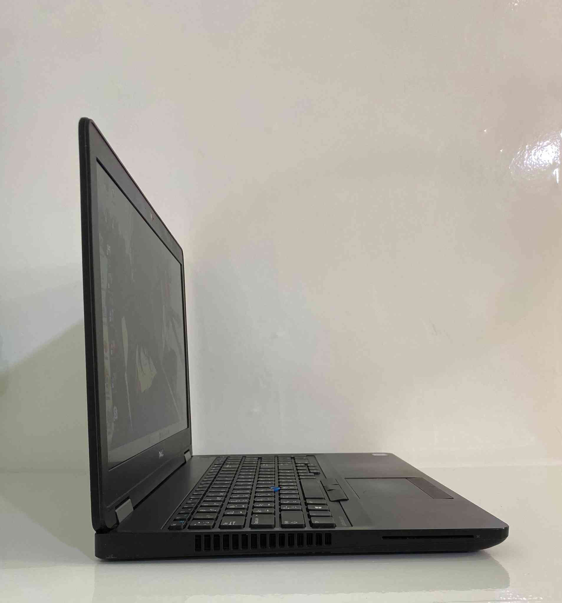 الكوراي سفن بكرت شاشة خارجي بXXX 🔥
لابتوب يجمع بين القوة والاناقه والسعر التنافسي ✨💫
DELL LATITUDE E5570

المعالج : core i7 الجيل السادس أعلى فئة HQ - قوة وأداء ممتاز ومستقر 💪🏻 

كرت الشاشة: 4 كيكا انتل داخلي

كرت الشاشه الخارجي : 2 كيكا -AMD R7 m360 -اداء رسوميات خرافية 🌈

الرام: 8 كيكا سلاسة عالية 🏎

الهارد: 256 كيكا SSD M.2 قابل للتطوير 🗄

الشاشة:حجم كبير 15.6 انش دقة خرافيةHD 🖥

الجهاز قابل للتطوير (رام-هارد) ⚙
كيبورد عربي انكليزي ليزري ضوئي ✍
بطارية ممتازة 🔋
 اللابتوب يحتوي على كافة التطبيقات الأساسية ✨
تطبيقات الأوفيس مفعله ✨

مع هدايا
ماوس وماوس باد لسهولة الاستخدام 🖱️ 
جنطة لسهولة التنقل 💼
شاحن اصلي 🔌

الضمانات: 
ضمان فحص كامل قبل الاستلام والدفع 💳

ضمان اسبوع كامل 💯
.......................
اللابتوب ممتاز جدا للموظفين والطلاب ومثالي للتصاميم والبرمجة باستخدام برنامج اوتو كاد وثري دي ماكس وغيرها وممتاز لمشاهدة الأفلام واليوتيوب بجودة عالية وسلاسة فوق الخيال وممتاز لعدد كبير من الألعاب مثل PUBG و Minecraft بسبب مواصفاته القوية 💪
.......................
يتوفر توصيل لجميع المحافظات 🚗

السعر شامل التوصيل 
فئة (HQ) : 299 الف دينار عراقي
فئة (U) : 289 الف دينار عراقي 

للاستفسار: 
واتساب : ***********
تليكرام : @Abod1iq
