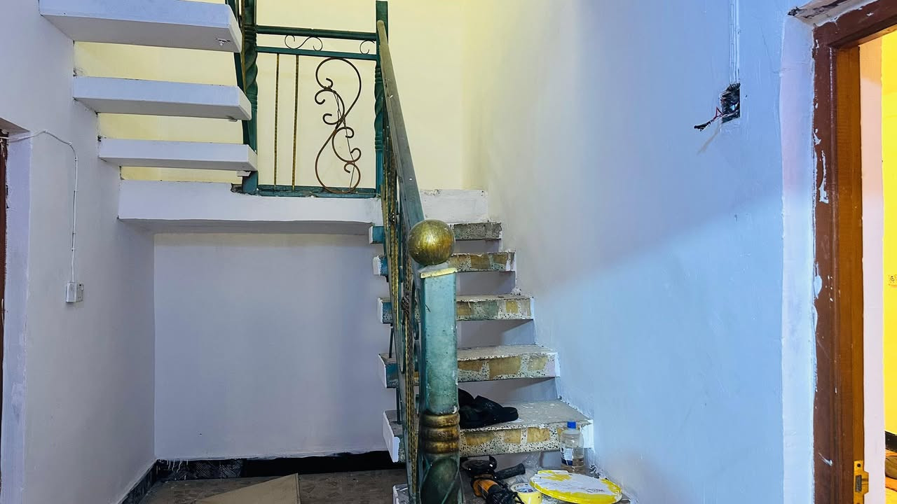 بيت مساحه 100 ركن حي الفداء قريب عالسريع السايدين طابق واحد السعر 125 وبيه مجال للاستفسار *********** مكتب البدري للعقار
