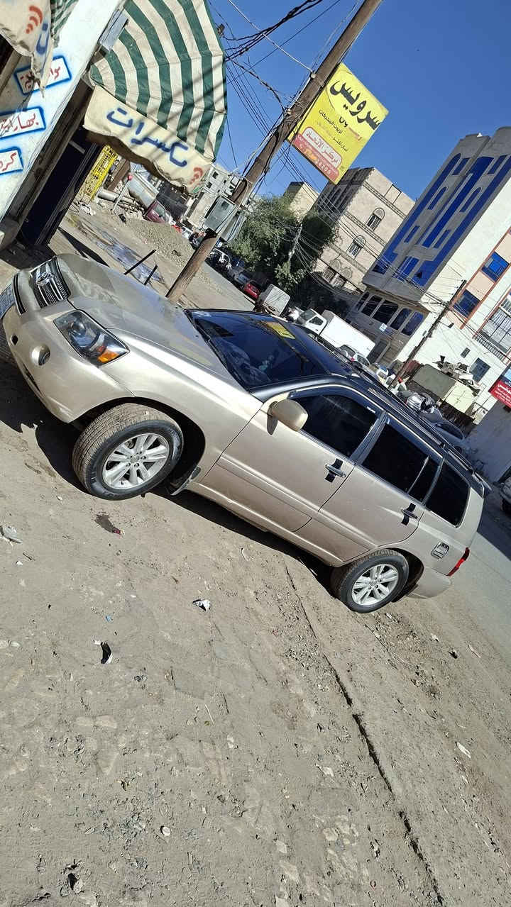 Toyota Highlander Hybrid 2006
-
معانا اليوم هيلندر هايبرد -2006-  فل كامل  - دبل -  فتحه سقف 
⬅️ وارد أمريكا  ..
⬅️ مجمرك مرتين مرقم  )..
⬅️ ناقل الحركة : أوتوماتيك .. 
⬅️ اللون ( ذهبي   ) 

🔳 المواصفات 
ماشية 182 ألف 
▪️دبل   ..
▪️ نضام REAR..
▪️نظام ABS .. 
▪️مانع انزلاق ..
▪️مثبت سرعة ..
▪️مرايا كهربائية..
▪️فتحة سقف ..
▪️لمبات ضبابية  ..
▪️تسخين الكراسي ....
▪️طاوات كروم وكالة  ..
▪️فرامل مضادة للقفل ..
▪️كراسي قماش متحرك ...
▪️ مقاعد خلفية مقسمة ..
▪️الاستبني معا العدة كامل ..
▪️نضام حماية ضد السرقة ..
▪️تحكم كامل من الدركسون ..
▪️كراسي جلد لون بيج بالكامل ..
▪️ التحكم في نزول المنحدرات ..  
▪️ كراسي الخلف قابلة للانعطاف ..
▪️اضاة كاملة في السقف والجوانب ..
▪️ نضام سستم صوت اضافي وكالة ..
▪️ زجاج عاكس وكالة الوسط والخلفي ..
▪️مكيف مركزي امامي وخلفي حار وبارد ..
▪️نضام مراقبة ضغط الهواء في الكفرات ..
▪️كمبيوتر كامل في السيارة فحص تلقائي ..
▪️ دكاية خلفية في الوسط معا حامل للاكواب ..
▪️  مسجله سيدي + شريط + سماعات   JBL ..
▪️ 2 مداخل شاحن USB 2.1A في الامام والخلف ..
▪️تنبية في الشاشة في حالة حدوث اي خلل في السيارة..
-
📍مكان تواجد السيارة : صنعاء المشتري المقطف يتصل 👇 
ملاحضه/// مايتصل إلا المشتري المقطف
من المالك مباشره 😍 
السعر 5700 دولار 💵
 للتواصل والاستفسار 📲
772388118


**إذا كنت صاحب هذا الإعلان وتريد حذفه لأي سبب، رجاءا أرسل رسالة إلى الدعم الفني**