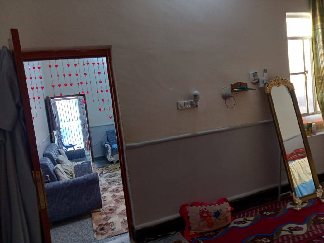 بيت في حي الجوادين شارع الإمام جعفر الصادق مقابل مجمع امل الجنوب
المساحه ١٠٠ 
ماء .مجاري.تبليط.كهرباء 
غرفه 
صاله 
ومطبخ 
ديوانية 
صحيات 
***********
