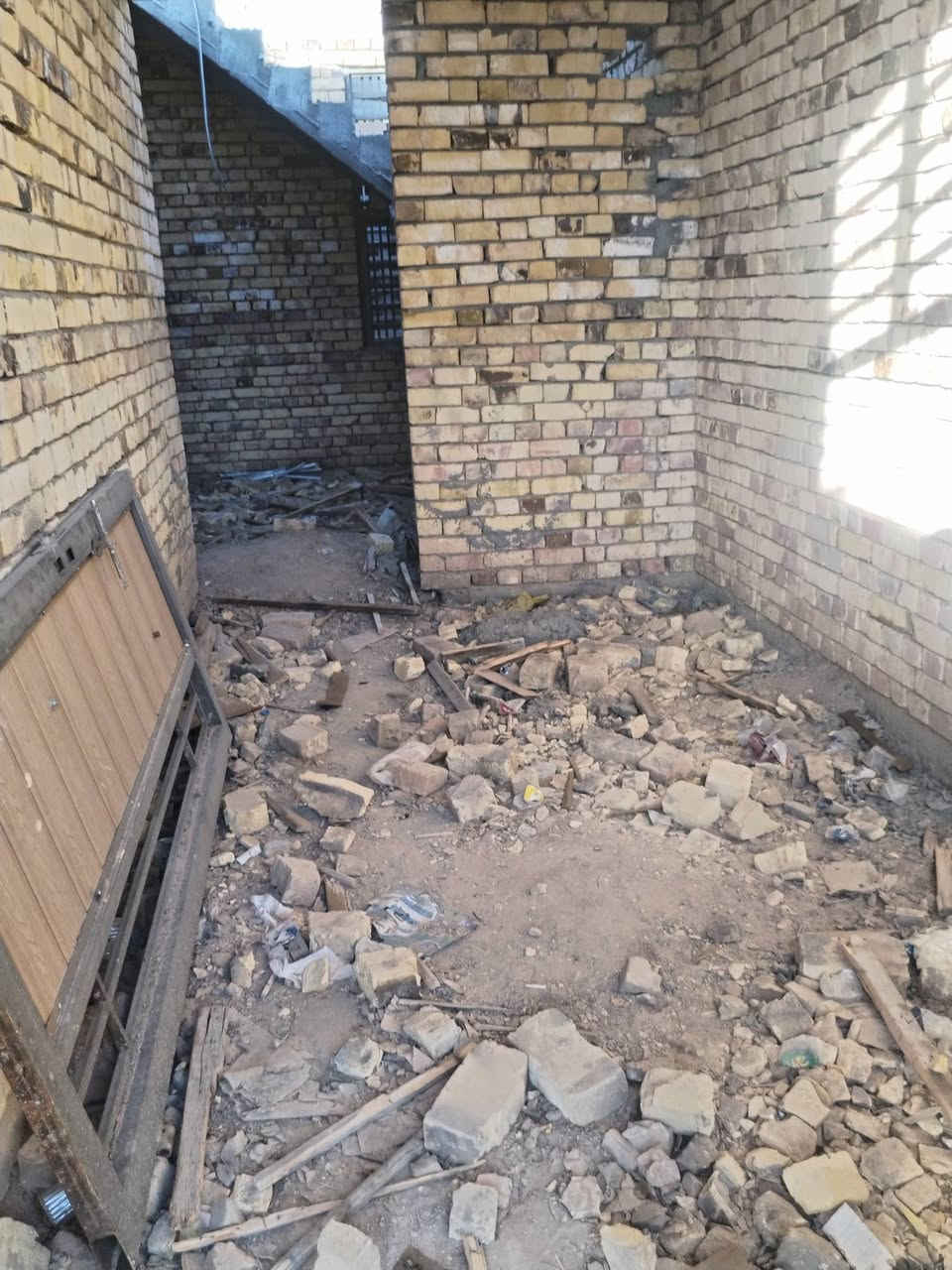 سلام عليكم بيت للبيع بنأء حديث غرفه وصاله ومطبخ واستقبال مساحتها 125 مكان البيت قرب المدرسه الحشد ***********
