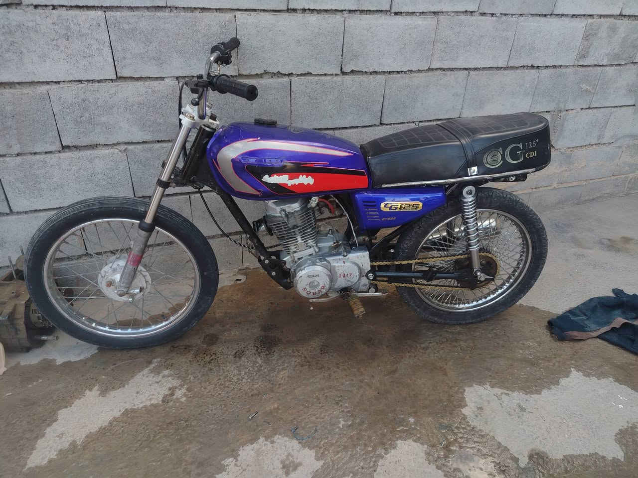 السلام عليكم للبيع واحد سيفان موديل 23محرك مفتوح نشاط فول السعر 450وبي مجال ولاخر تايكر موديل 17محرك مفتوح السعر 175وبي مجال اتصل وتدلل. ***********
