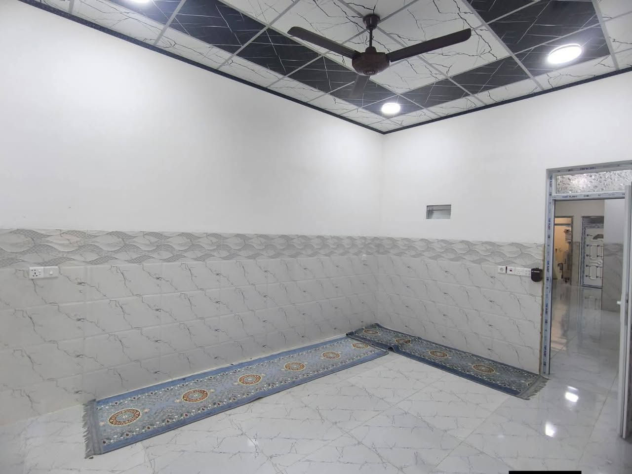 بيت للائجار بسعر مناسب 2٠٠ الف
دار سكني مرتب ونضيف بيت جديد جديد في حي الملايين الثانيه قرب مجمع الاعظمية
المساحة ١٢٠م واجهه ٦م بناء حديث اساس بادلو
طابق واحد غرفتين نوم وحده سويت وهول واستقبال ومطبخ وصحيات ونضام دكتات فول راحه وخدمات 
للإستفسار اكثر الإتصال👇
***********
*********** ويت ساب

