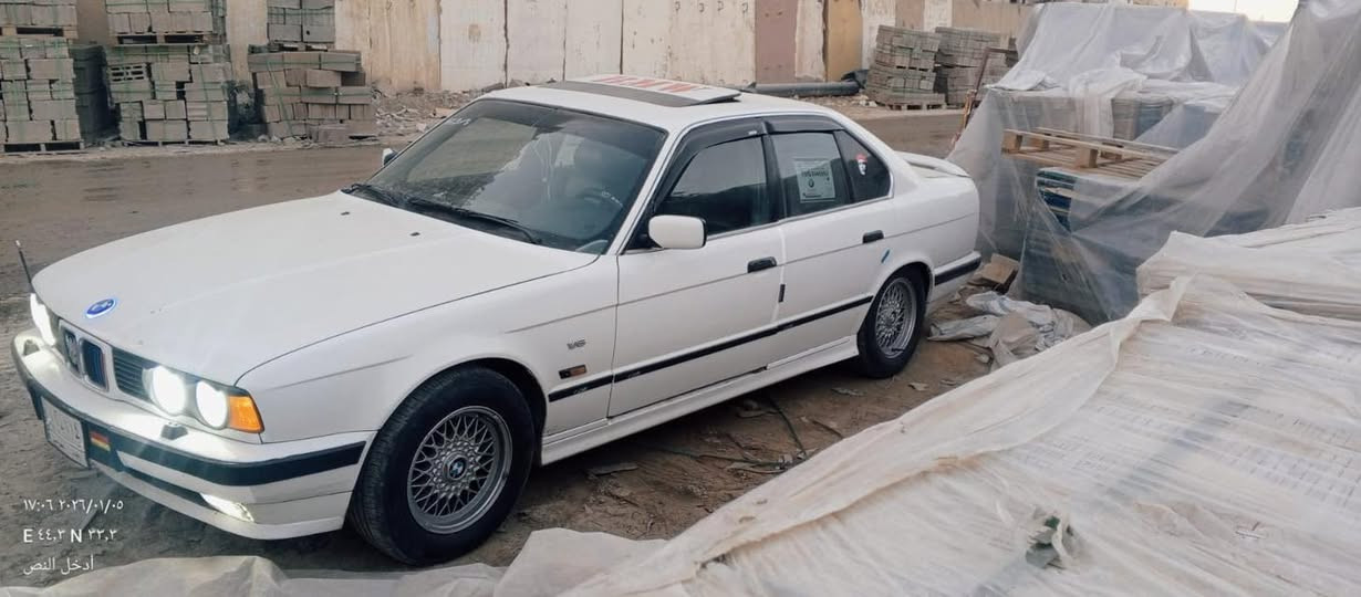 سلام عليكم
بي ام حجم 525موديل 90 بأسمي 
 مكينه مفتوح سته سلندر كير اوتماتيك
 كهربائيات كله شغاله تبريد 
شغال تخم تايرات جدد 
حدادية جديدة
مننضومة زنون 
سعر 70 ورقة ‭0771 503 1365‬ مكان بغداد
