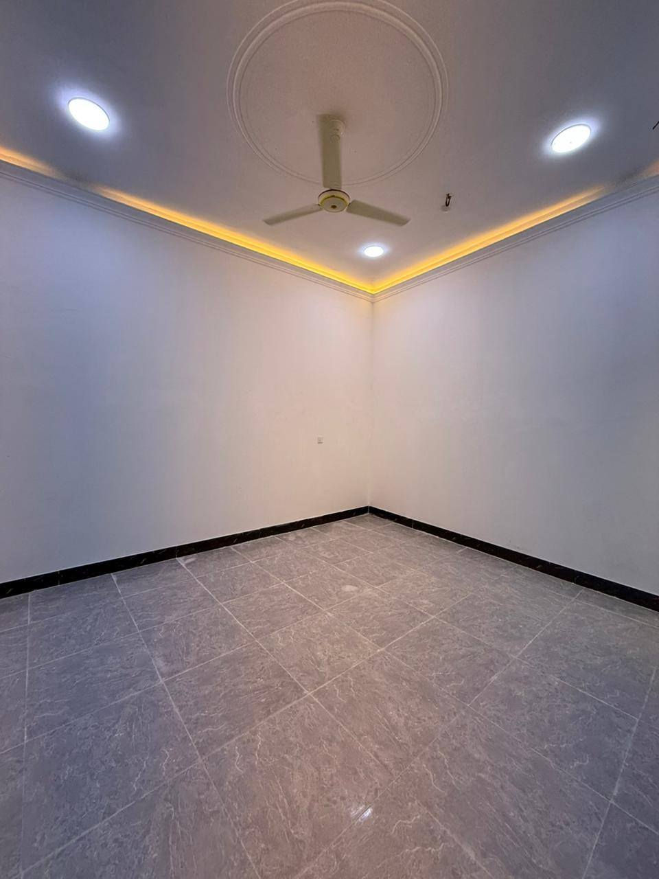 دار سكن للبيع ⛪️ بسعر بلاااش
#المساحه :: 200 متر  بناء حديث بعده بل جيس

#يحتوي البيت على غرفتين نوم 
و ديوان 
و صاله 
و مطبخ 
و صحيات داخلي و خارجي و كراج سياره 
بيت كلش مرتب 

كافه الخدمات متوفره 

#جنس_العقار :: طابو صرف زراعي بأسم عراقي سند ٢٥ راعي لارض ساكن نفس المنطقه 

#العنوان ابو الخصيب  شارع ابو كوصره 
يبعد عن شارع ابو كوصره 50 او اقل 

#السعر 115مليون و بي مجال 
#للاستفسار الاتصال على الهاتف *********** 📞📳
📳
