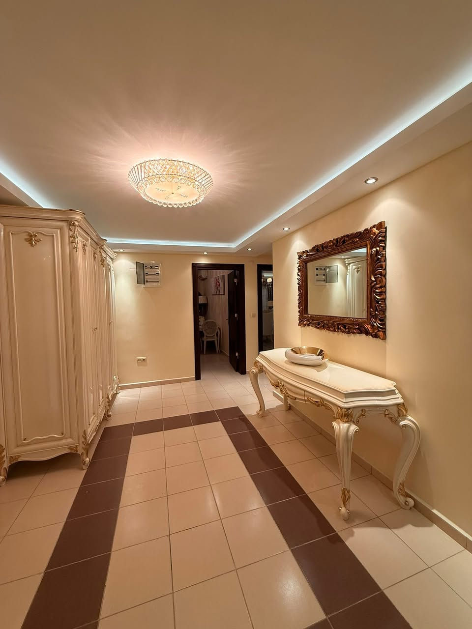 شقة دوبلكس مع اثاث للبيع في افروستي
تفاصيل الشقة:
:- عمارة B34
:طابق 7-8
:-مساحة 374
:-غورفة نوم 5
:- حمام 4
***********
