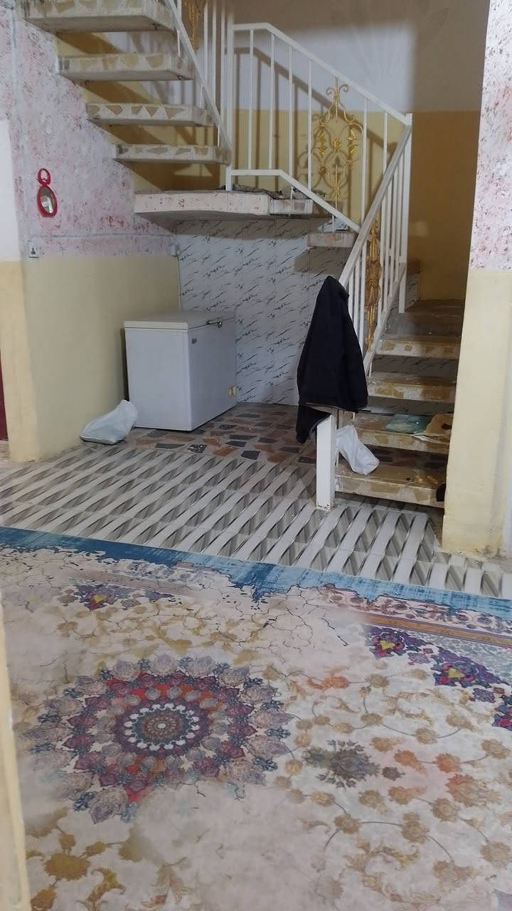 السلام عليكم 
دار للبيع مساحه 150 متر طابو زراعي سند 25 باسمي 
موقعه على ربيانه بشارع الحاج ابو انس قرب دار حيدر المساح بيت نضيف ومرتب وسعره مناسب ***********
