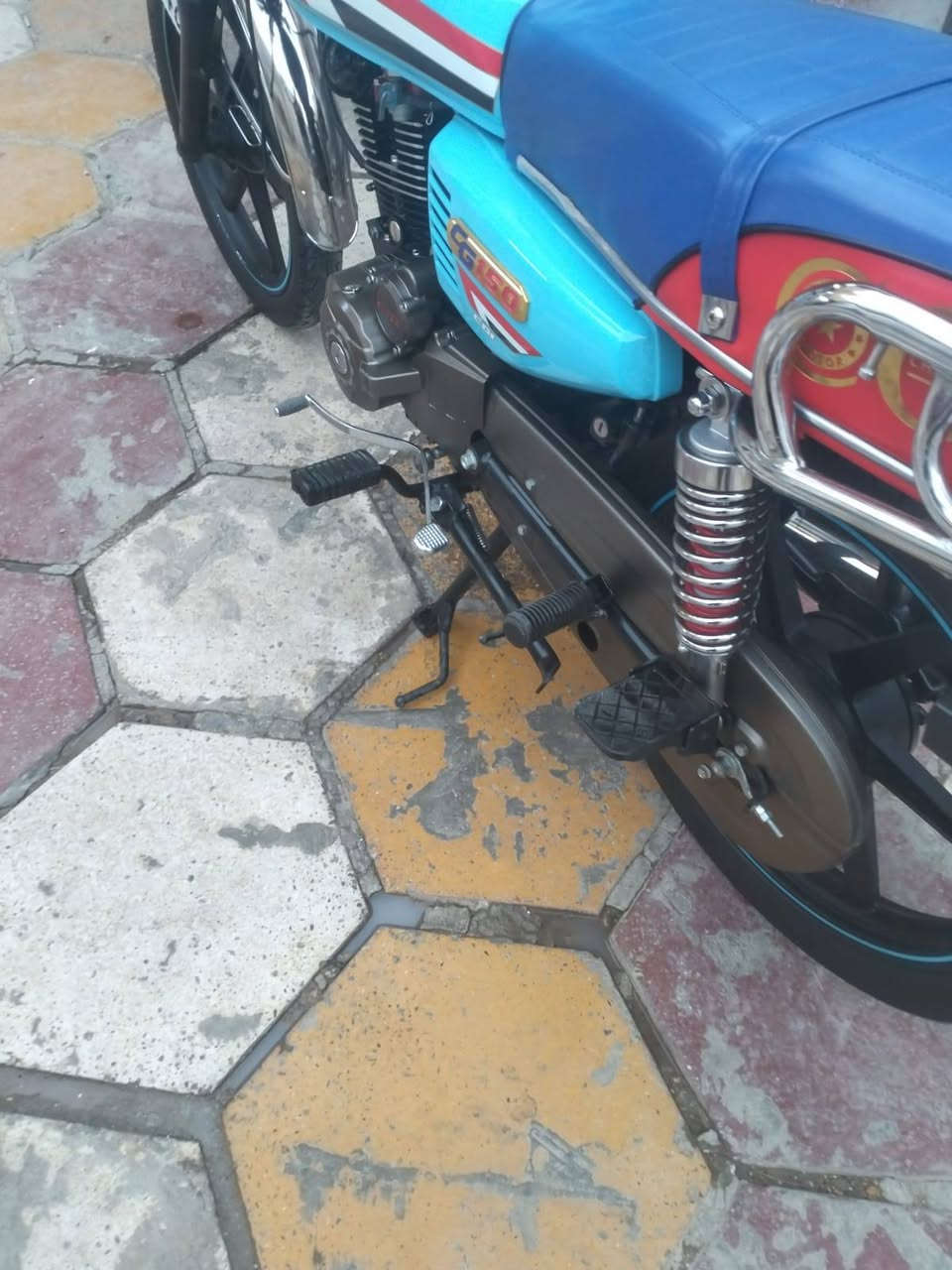 سلام عليكم دراجه شاينك ايراني اخت الجديده كهربائياته شغاله  كله شغاله لانضوح ولا تبخير  نضيفه تجي وتشوف شوفت عينك دراجه مرقمه رقم بغداد تحويل ثاني يوم عارضه /مليون ونص/                 /    1500/ وبيه مجال  العنوان بغداد مدينه الصدر   رقم الهاتف ***********
