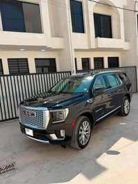 جمسي موديل 2023 الفئه: دنلي ماشيه:73 الف كيو بعدها داخل الضمان وكاله ا...
