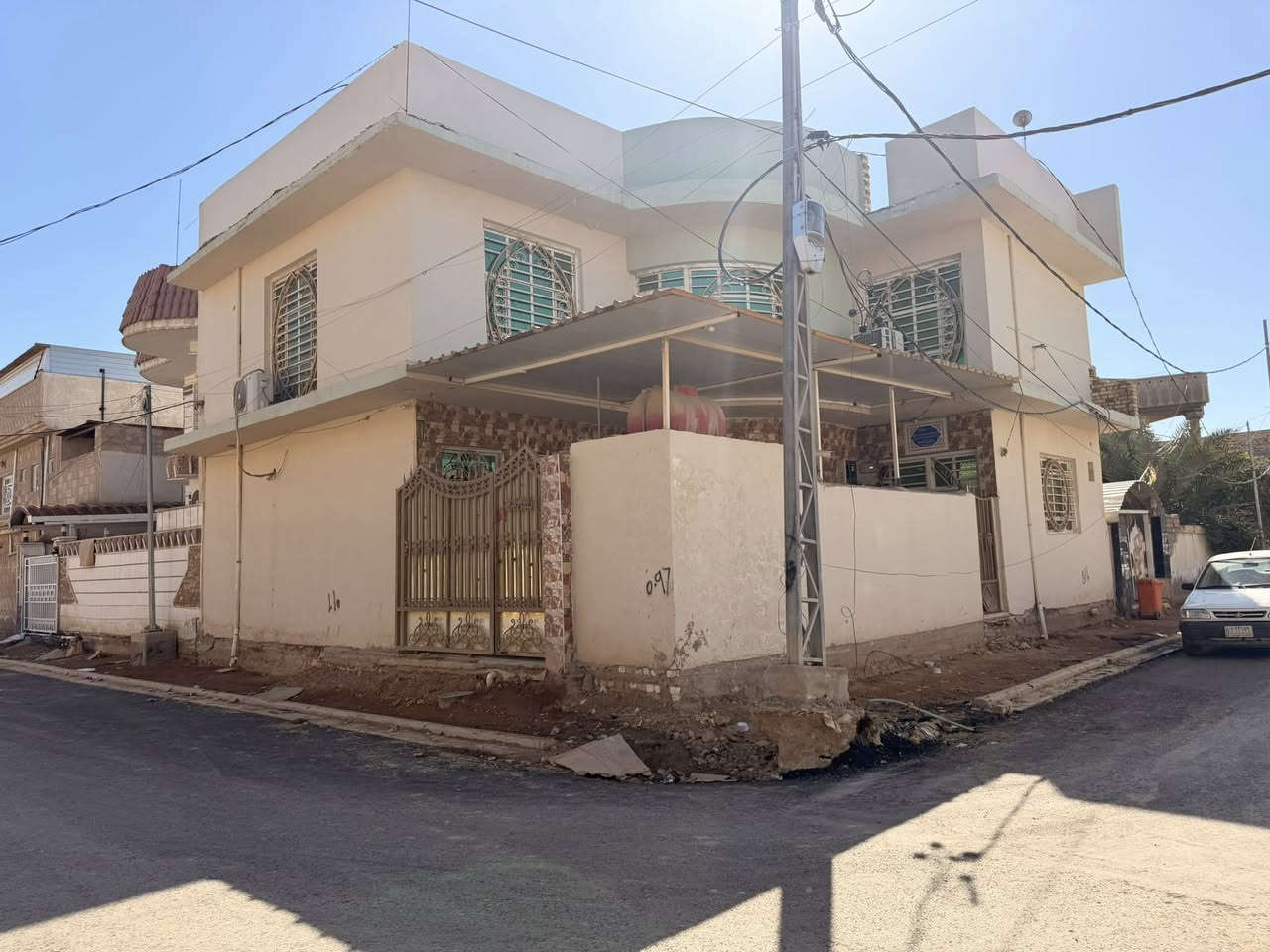 🛑 دار سكني  للبيع 🛑
المنطقة :  حي الضباط 🚩
اقرب نقطه داله : شارع الوكفة ثالث بيت عن السايدين مقابيل مطعم اربيل 

المساحه :  172     ركن  ✅  واجهة 12 ونص 
      

التفاصيل :  طابقين 
     كونكريت مسلح 
3 غرف نوم ومطبخ واستقبال وصالتين وصحيات داخلية وخارجية 

للاستفسار 
     مراجعة مكتب رسول الوزني للعقار  
الديوانية . حي الصدر الاول.شارع اسواق طيبة
 للمعلومات ولمزيد من التفاصيل ⬇️
       مراسلة الصفحة  
      او الاتصال 

***********
