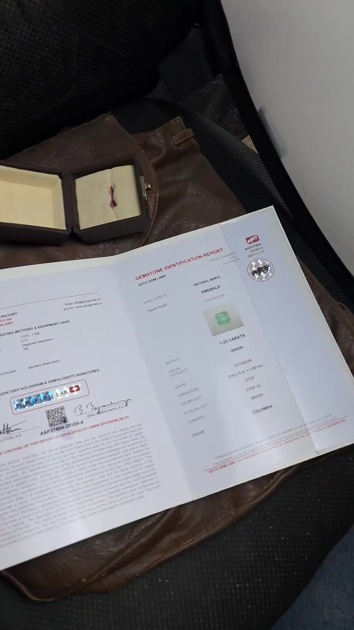 خاتم بحجر زمرد كولومبيا أصلي ، الحجر وزنه واحد قيراط و 24 حبه مرفق بشهادة مختبر دولية سويسريه ، صناعة الخاتم في دولة تايلند فضة شغل يدوي ومن تصاميمي الخاصه يعني ما يتكوب ماكو كوبي مثله ، تطعيم زاركون حقيقي أصلي+ طلاء روديوم ، قياس الخاتم 21 ، خدمة التوصيل 🚕 داخل العراق وخارج العراق ✈️ وأجور التوصيل على المشتري تلفوني واتساب ***********
