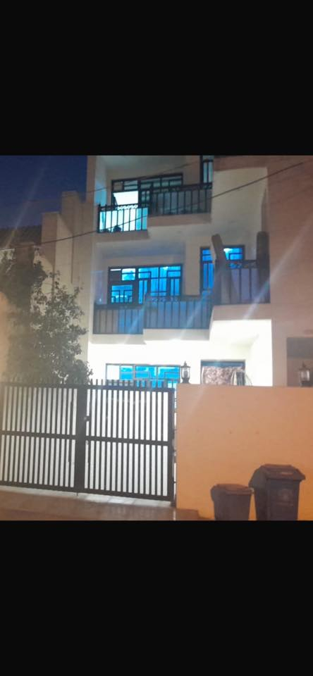 السلام عليكم
شقه ارضيه مساحه ٢٣٠ متر
غرفتين سويت واحد و مطبخ و صاله و غرفه استقبال
الدوره الاثوريين قرب الشط 
رقم التواصل ***********واتس
