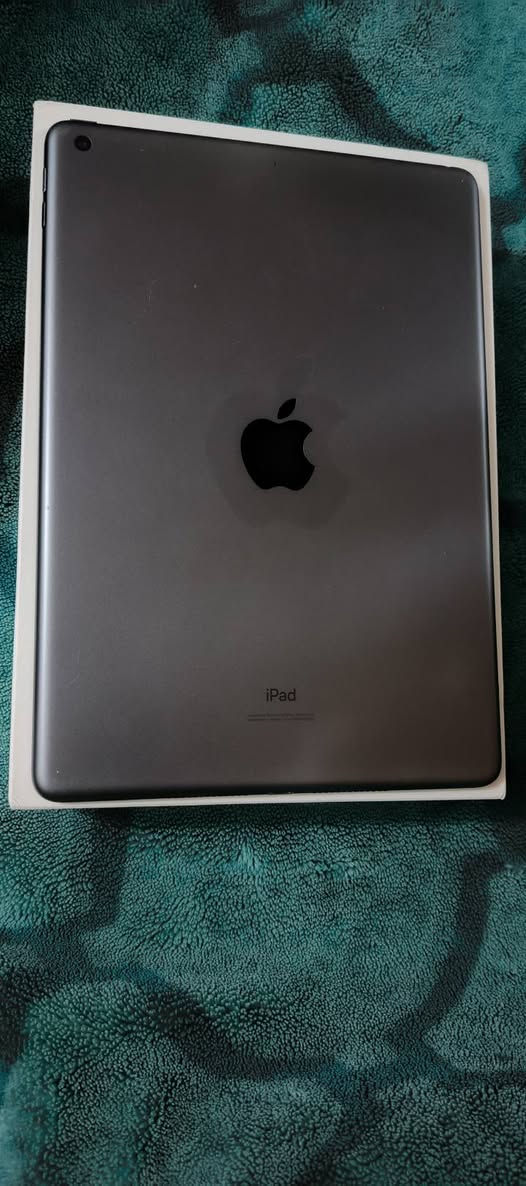 السلام عليكم شباب ايباد 9 للبيع ذاكره 64 غراضه كامله نضافه 98 بل 100 السعر 250 بي مجال شراي يجي خاص ***********
