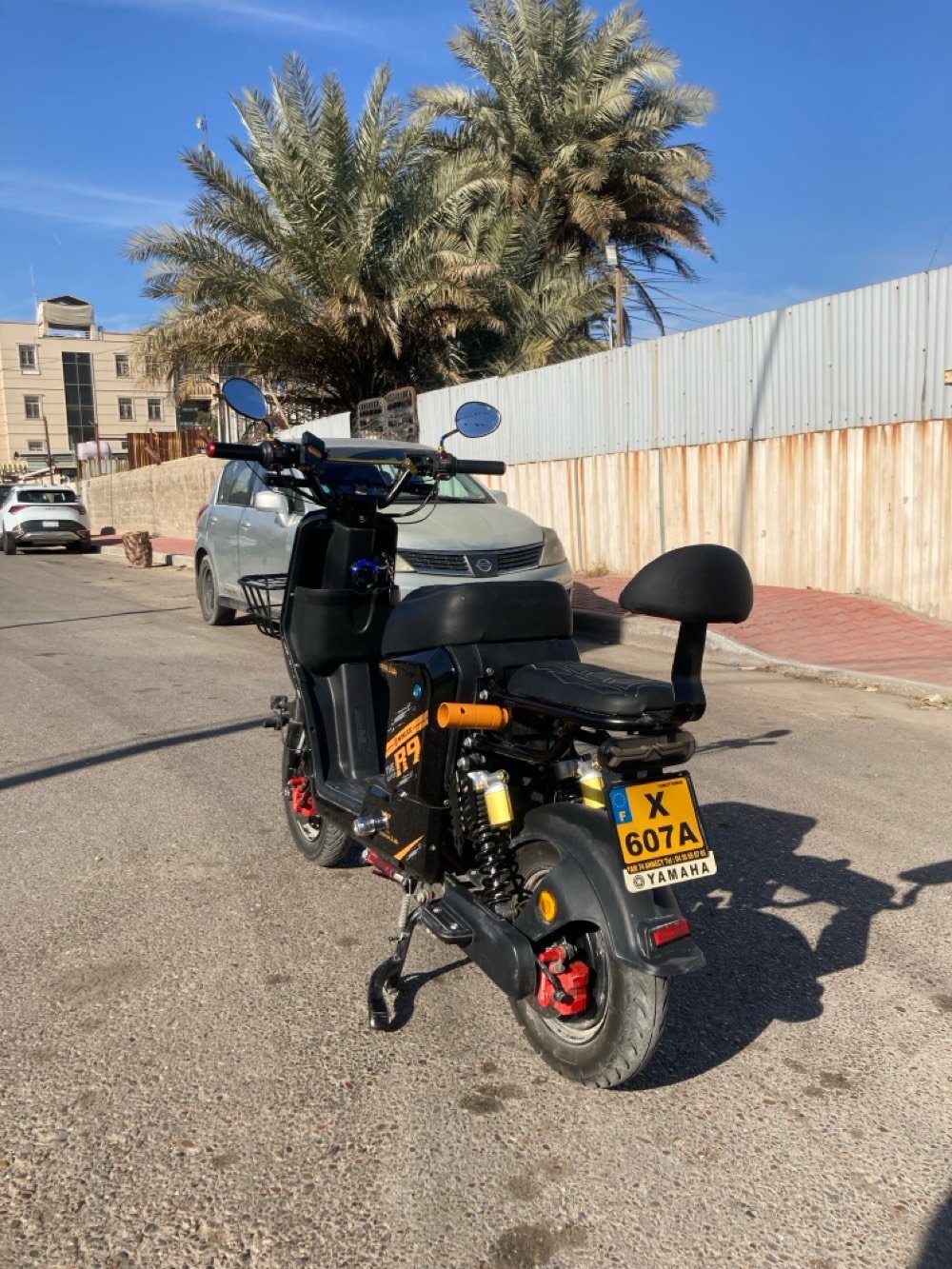 السلام عليكم  دراجه شحن R9 مزوده للبيع الداجه اخت الجديده كفاله عامه من جميع النواحي الدراجه جديده جديده صارلي فتره من اخذتها و هسه اريد ابيعها و معتني بيها كلشش هوايي هاي الدراجه صوره كدامكم موصفاتها تشغيل سويج و تشغيل عن بعد و مرايات كاربون فايبر بريكات هايدروليك و نظام بك و نظام بارك ستناد رياضي و ستاند تلفون اشاير يمنه يسره دبل إشاره و ضوه عالي ناصي لد زنون ابيض ب الاضافه إلى يدات بريك لد رياضيه و بلوجكتر رياضي و بيها بعد هواي تزويدات و كلها بلاديه من الشركه هيج ب الاضافه كير اربع نمر و شاشه تقره الأعطال  الدراجه بلاديه ما ملعوب بيها باي شي 
سعرها 450 و بيها مجال 
مكاني بغداد الصالحيه خلف وزاره الخارجيه 
اقرب نقطه داله الي كراج العلاوي 
للاستفسار *********** محمول او واتساب

