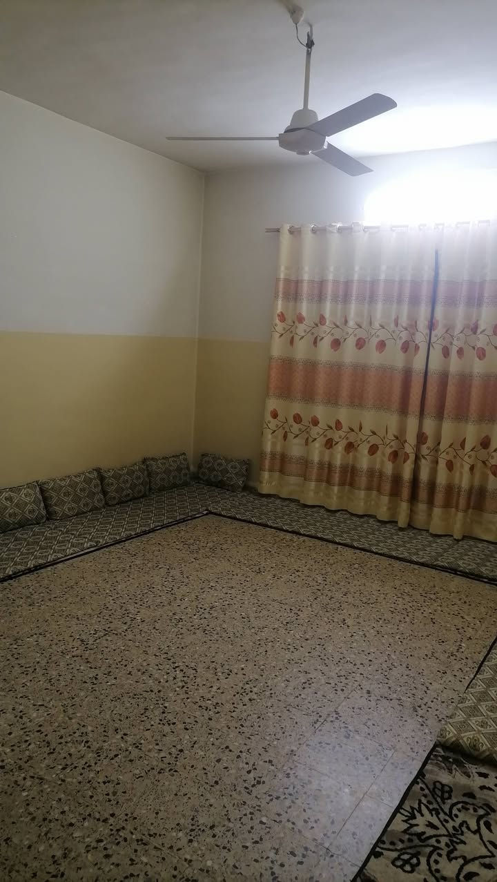 السلام عليكم بيت للبيع 
حي العامل الثانية قرب فلافل الشام 
المساحة 234م طابق ونص 
غرفتين وهول واستقبال طابق ارضي وغرفتين وهول طابق ثاني كاشي.
السعر /170  
لتفاصيل اكثر مراسلة الصفحة او الاتصال بالرقم ***********
