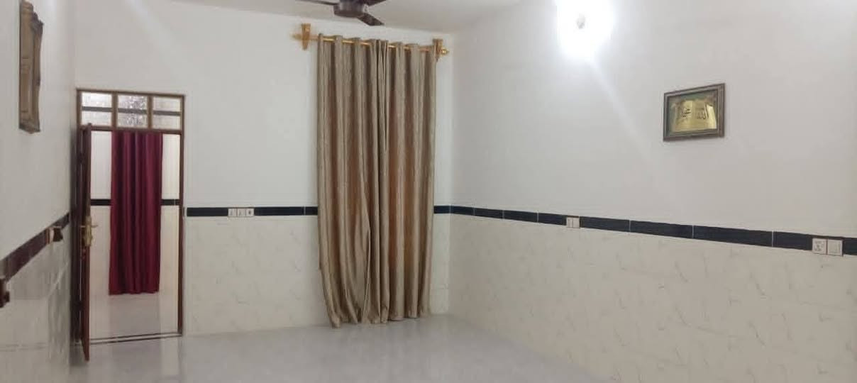 بسم الله
ارض زراعيه للبيع المساحه 10 دونم 
العنوان مويلحه مدرسة الجزيره الابتدائية 
تحتوي على 2 منزل 

المنزل الاول بناء قديم يحتوي على غرفه نوم 5×4 + صاله 4×6 + مطبخ 4×4 + استقبال 4×6 + صحيات خارجيه + حقل 12×8

المنزل الثاني بناء حديث 2025 يحتوي على 3 غرفه نوم 5×4 + مجمع  4×12 + مطبخ 4×5 +هوله 7×4 + ستقبال 10×4 + صحيات خارجيه عداد 3 

والارض الزراعيه تحتوي على 50 نخله زرعه حديثه 
تحتوي على ماء سقي + ماء اساله + كهرباء 

وتحتوي على معامله تبليط كامله ومساحه التبليط 500 متر من تبليط الرئيسي 

التواصل او الاستفسار على الأرقام التاليه 
(***********)
(***********)
