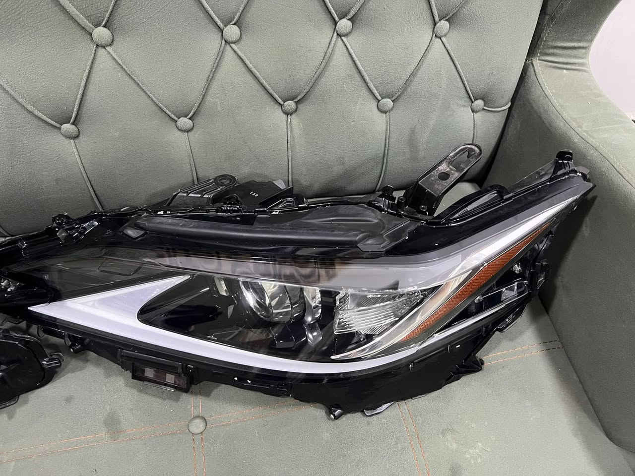 السلام عليكم
لايتات لكزس es اصلي تفصيخ كفاله من الزلغ 

على الفحص

سعر الزوج 650 دولار

للاستفسار ***********
