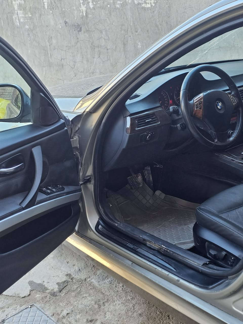 e90 2009 السياره مصبوغه جماليه بدون قطرة معجون للجماليه فقط والفديو القديم قبل الصبغ عندي محرك كير بلكارتون مبدلهن جدد قبل شهر والغرفه جديده هم بدلتها قبل ايام السياره نقصها بس حداديه تخم تاير مصارله 20يوم حتى الايتات بدلتهن جدد مبقيت شي بيها دبلات اماميه جديده السياره ذاكر كل تفاصيلها الله شاهد سعرها 98 وبيها مجال كلش بسيط لان والله كلفتني اكثر من هذا السعر واسف مذكرت رقمها رقمها بغداد مكمل معاملته بس باقي استلم الوحات والله يرزق الجميع انشالله للتواصل واتساب ***********
