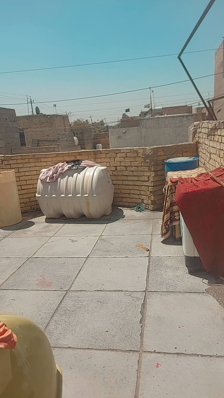 السلام عليكم بيت ١٠٠ متر طابق ونص بناء جديد يحتوي على استقبال وصالة وغرفة وغرفة فوك وصحيات متوفرة كافة الخدمات مي مجاري كهرباء مدارس مستوصف مستشفى تبليط مجاري متوفرة كل الخدمات بيع او مراوس في مساحة اكبر بالمدائن موقع البيت بغداد الكمالية ***********
