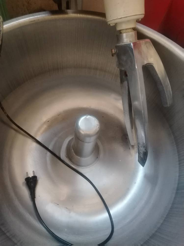 السلام عليكم عجانه كبيره تعجن نص جيس وااكثر جديده مستعمله ٣ مرات فقط جديده كلش الشراي يتصل*********** عمارة, ميسان
