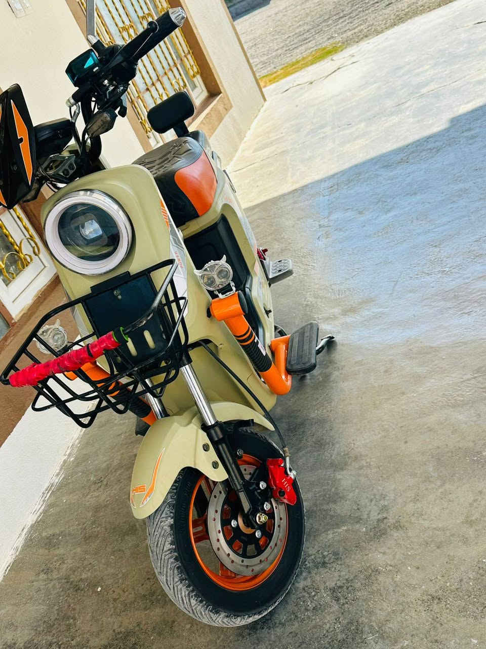 سلام عليكم  
موطور شحن للبيع
 
خمس بطاريات حجم البطاريه 16انبير

السعر 550و بيه مجال 
ه‍ ***********
