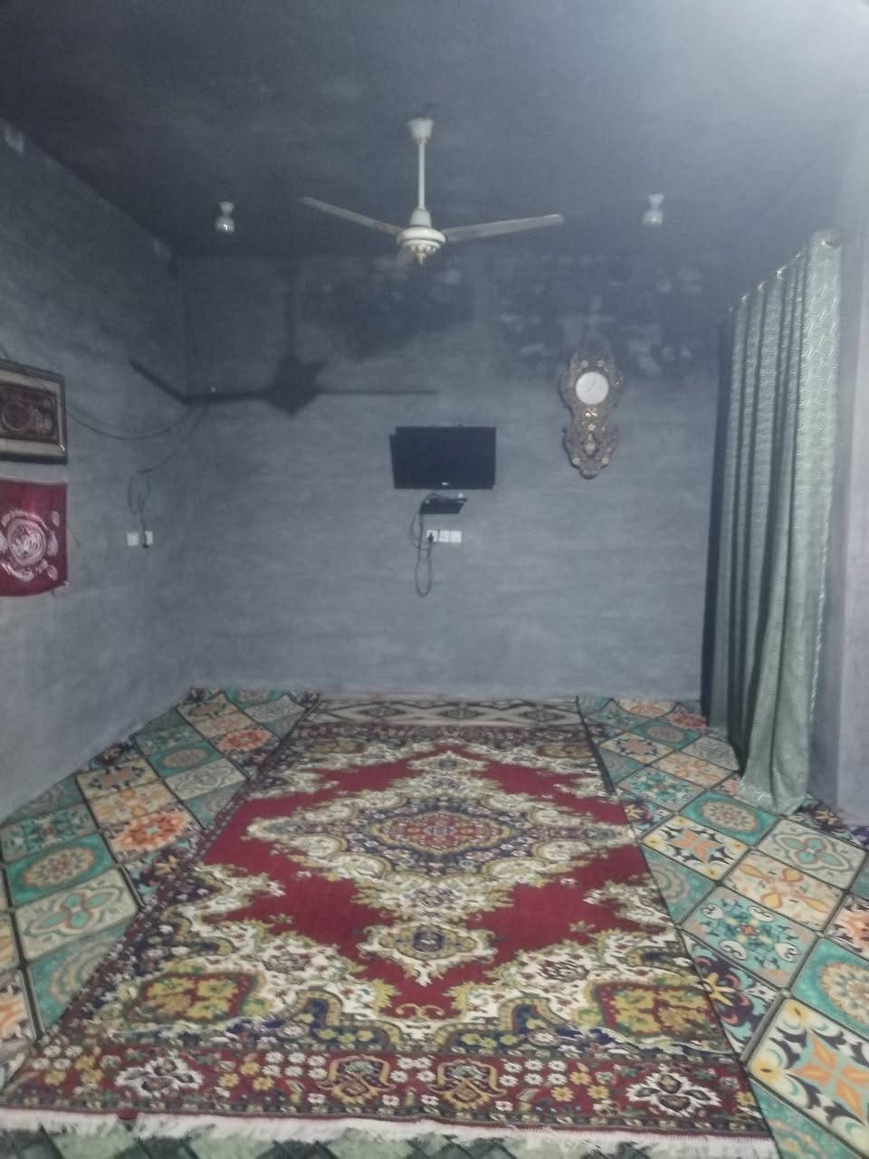 سلام عليكم بيت للبيع حي الحكيم نزلت عميد جادر ٢٠٠ متر كله طابوق بناء العام غرفتين نوم وصاله واستقبال شارع سبيس مجاري الاستفسار علا رقم ***********
