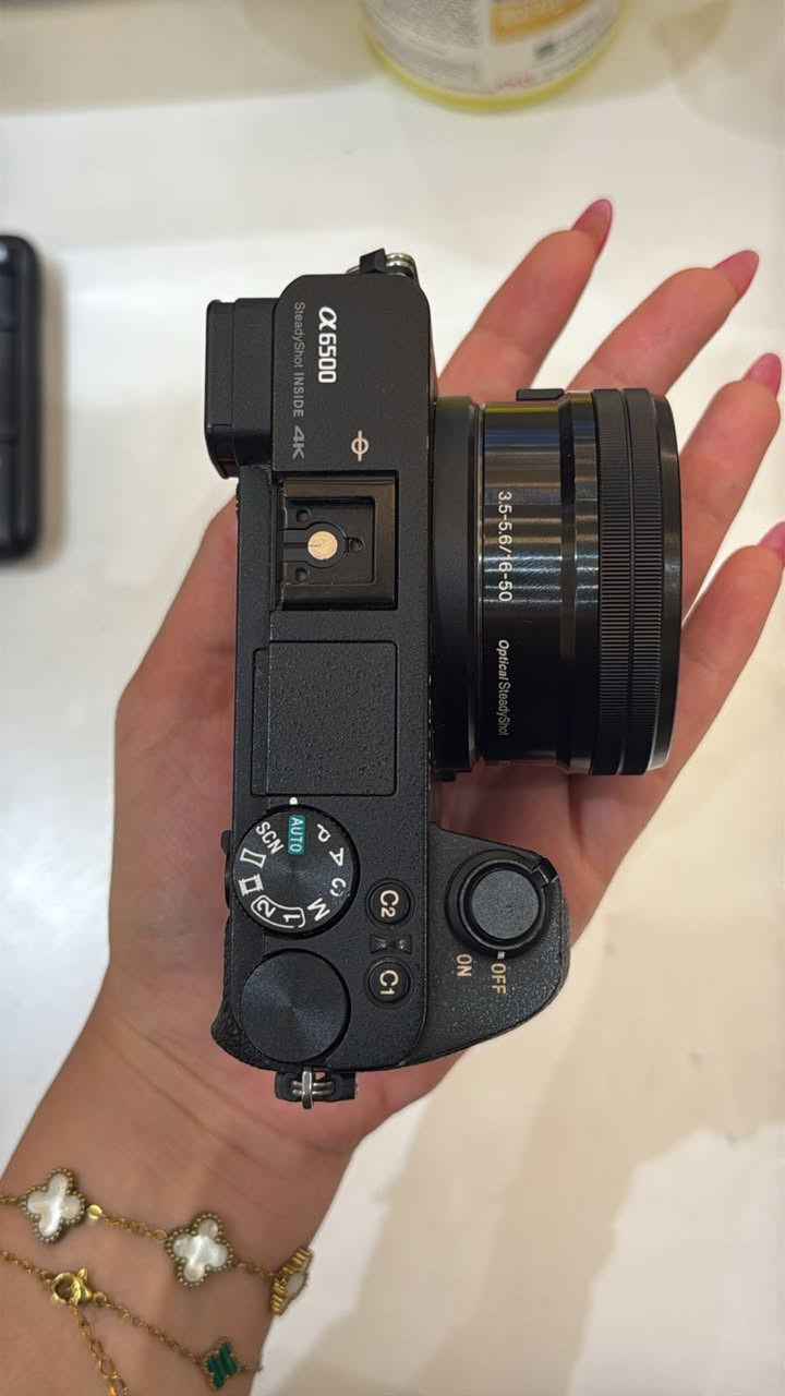 Sony a6500 سوني

وعدسة 16-50 ملم الكت لينس مالتهة فتحة متغيرة 

وعدسة تليسين 56 ملم بفتحة 1.8f cl

بطاريات 2 

شاحن وملحقات 

الكامرة نضافتهة 90‎%‎ خالية من اي عيب 

تفضل خاص اي شي تحتاج تستفسر ***********
